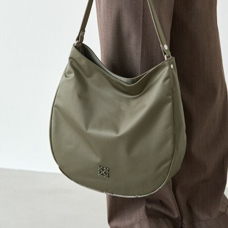 [^:RUZ1052222A0011]2025AWɊYA~j}fUC̃V_[obOB炩Ȋۂ݂Ɖ̂iCfނ͂́Ay₩ŐꂽobOBʂƂVvȃbNXAʋ΂x܂ŎRƗn݂܂ByfUCzVvȂǂ炵Aۂ݂̂tHۓIȃV_[obOBy₩ȃiCfނgpAX̉וƎ[ȂÃVGbg悤݌vĂ܂B\ȃxgXgbvɉāA|pׂ̍߃XgbvtŁAV[ɍ킹Ď`FW\BT߂ȃmOSقǂ悢ANZgɂȂAǂȃX^COɂƓ݂܂By|CgzEוĂtHɂVGbgE|Ǝ΂ߊ|2WAYdlŁAʋ΂ɂ֗EɃ|Pbg̎d؂肪Acłוo₷Êɉۂ݂̂`AR[fBl[g_炩dグĂE≘ɋiCfނŁAfC[gɂ҂肫ƌɂAƋC𔲂ɂBg̗ǂƏi˔AACełBydlzEVo[EJ₷}OlbǧEO\2{̃V_[xgt2WAYE|PbgɂȂ钆̎d؂tE|PbgFI[v|Pbg~4At@Xi[|Pbg~1EO|PbgFt@Xi[|Pbg~1yfށzVbgƎJiCTenuNEYiCvBxAyď_炩̂ŁATeD̏iȌ򊴂oĂ܂Bn\ʂɎ㝛H{Ă邽߁ẢJ≘ɋ̂ꂵ|CgByJ[WJzEubNiBlackjc򊴂邽ߏdȂ肷AǂȃX^Cɂiɓރx[VbNJ[BECgO[iGrayjcR[fɒ悢邳vXB炵ojAXJ[BEJ[LiKhakijcTVcƍ킹ăJWAɁBs[Xƍ킹ăLC߂ɂBA[XJ[ŃVbNȕ͋CɁB----------------------------------------------------Cɓo^߂Ă܂BEîCɓo^FJ[̍ēגʒmE݌ɐP_̒ʒmEZ[ʒm󂯎܂BEuĥCɓo^FV쏤iēׂȂǂ̃uh̏󂯎܂B