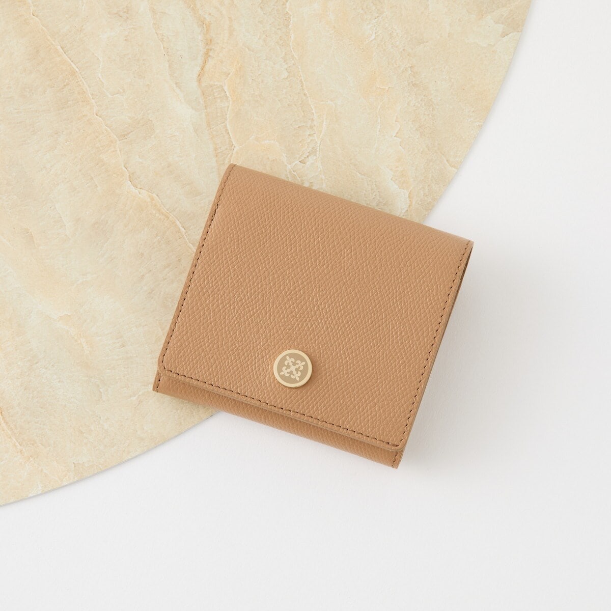 russet ラシット　レザーベルトミディアムウォレット　二つ折り財布　未使用品 russet（ラシット）の「モノグラムプレートミディアムウォレット