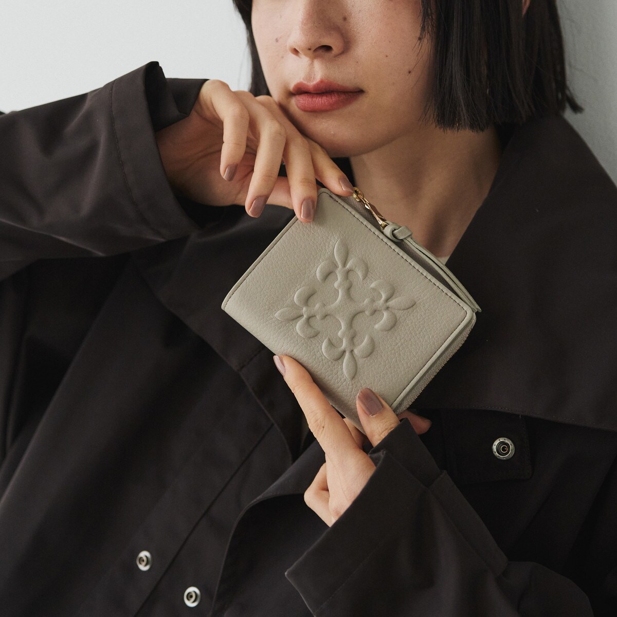 エンボスモノグラムハーフウォレット(SO-437) | ラシット(russet