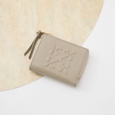 エンボスモノグラムハーフウォレット(SO-437)