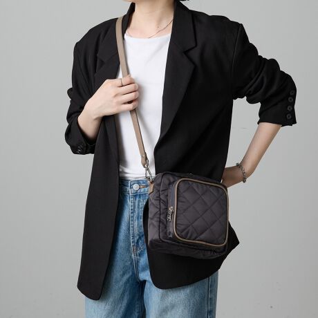 [^:RUZ1052222A0005]2025AWyfUCzRpNgȃTCYȂA݊̂XNGA^BLeBOfނy₩oA[h_炩ȈۂɁBtgƔwʂɂ͗̊̂t@Xi[t̃|PbgzuAlƔȂANZĝfUCvXĂ܂By|CgzEtgƔwʂ2̃|PbgŁA[͂Ǝg𗼗E\̂fގgŁÅƉŝ郋bNXERpNgȂ̂ɋ@\IŁAƂo◷sɂEXgbvO\ŁA莝̃xgɕtւăAW邱Ƃł܂ydlzEJ_ut@Xi[EU[V_[xgiS99.5`118cmjEO|PbgFt@Xi[|Pbg~2E|PbgFI[v|Pbg~3yfށzVbgƎJiCTenAuTHE CLOUDS NYLONvɃLeBOH{܂BxAyď_炩̂ŁATeD̏iȌ򊴂oĂ܂Bn\ʂɎ㝛H{Ă邽ߑ̉J≘ɋAʂɂ́AȂ̐oy邽߂ɃJ_[H{Ă܂ByJ[WJzEubNiBlackjc܂₩Ȍ򊴂iɉfubNBdȍATeD̂炩ȉɂāAقǂ悭y₩ȈہBE`R[O[iCharcoaljcŝjAX͂̃`R[O[B炩AO[܂ۂŁAꂽl̃X^CɎRƂȂ݂܂ByӎzE_炩̃LeBOH{Ă܂BEn̓An@ۂ̊ԂȂoĂ\܂Bgp󋵂ۊǏ󋵂ɂقȂ܂\߂BEnɎ{ĂXeb`Ɏvxgł̈|ɂӂB؂ꂽꍇACo܂̂ŗ\߂EJ⊾ɔGꂽƂ́AzŐ@悤ɐ@ĉBV~ɂȂ\܂̂łӂB----------------------------------------------------Cɓo^߂Ă܂BEîCɓo^FJ[̍ēגʒmE݌ɐP_̒ʒmEZ[ʒm󂯎܂BEuĥCɓo^FV쏤iēׂȂǂ̃uh̏󂯎܂B