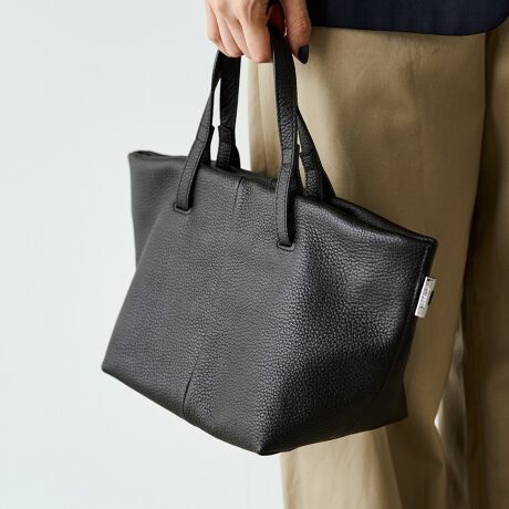 [^:RUZ1052321A0003]2ނ̃nhgA~j}Őꂽ2WAYg[gBV{̂_炩ȃU[ƁAʂȂ^XfUCiĂ܂ByfUCzZnh͎莝ɁAnh͌|ɑΉBgpȂnh͂Ǝ[łdlŁAX^CV[ɍ킹Ĉۂ`FWł܂BRpNgȃTCYȂAigɏ\Ȏ[͂Ă܂By|CgzEnhgĊy߂2WAYdlEnh[łX}[gȐ݌vE~j}œsIȈۂ̃^XfUCE͖邢LiJ[U[pCsOōו܂ŏ㎿ɁydlzEnh2iZEjE|PbgiI[v|Pbg~1jyJ[WJzEubNiBlackjc[݂̂ubNBVo[V[vYA[hȈۂɁBEAC{[iIvoryjc炩̂AC{[B邢g[R[fBl[gy₩Ɏdグ܂BMade in Japan----------------------------------------------------Cɓo^߂Ă܂BEîCɓo^FJ[̍ēגʒmE݌ɐP_̒ʒmEZ[ʒm󂯎܂BEuĥCɓo^FV쏤iēׂȂǂ̃uh̏󂯎܂B