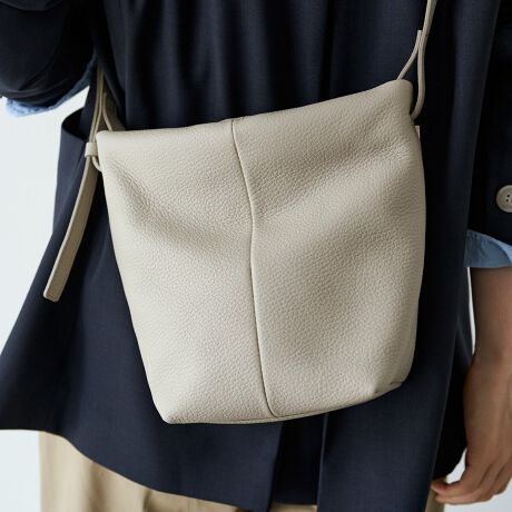 [^:RUZ1052322A0005]2025AWKvȉו[łARpNgȃU[obOB_炩ȃV{U[ɉfgA肰Ȃi̗ǂYĂ܂ByfUCzVvȂ痧̓IȃtHŁAIɂItɂރfUCBV_[xg͒߂\ŁA|E΂ߊ|ǂy߂܂BRpNgTCYȂ炵ƃ}`Aڈȏ̎[͂𔭊܂By|CgzEԂȂpIȎ[́EX^Cɍ킹7iK߂łV_[xgE{̃J[ɍ킹iubN^AC{[̓Vo[AO[W̓S[hjE͖邢LiJ[ŁAg₷g₷ydlzEV_[xg߉i7iKF61.5`98cmjE|PbgFI[v|Pbg~1At@Xi[|Pbg~1yJ[WJzEubNiBlackjc[݂̂ubNBVo[V[vYA[hȈۂɁBEAC{[iIvoryjc炩̂AC{[B邢g[R[fBl[gy₩Ɏdグ܂BEO[WiGrayBeigejcO[ƃx[Wقǂ悭uhjAXJ[BȂAiƏ_炩˔\g[łBMade in Japan----------------------------------------------------Cɓo^߂Ă܂BEîCɓo^FJ[̍ēגʒmE݌ɐP_̒ʒmEZ[ʒm󂯎܂BEuĥCɓo^FV쏤iēׂȂǂ̃uh̏󂯎܂B