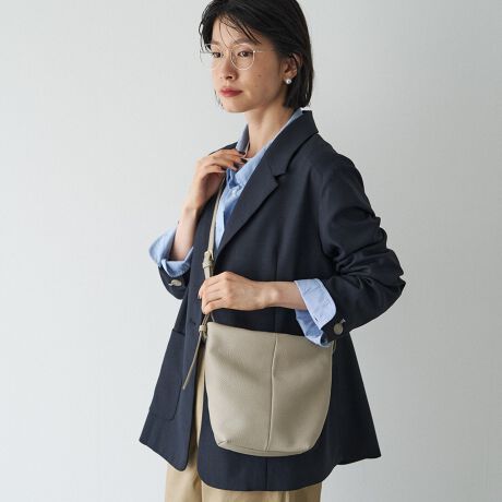 [^:RUZ1052322A0005]2025AWKvȉו[łARpNgȃU[obOB_炩ȃV{U[ɉfgA肰Ȃi̗ǂYĂ܂ByfUCzVvȂ痧̓IȃtHŁAIɂItɂރfUCBV_[xg͒߂\ŁA|E΂ߊ|ǂy߂܂BRpNgTCYȂ炵ƃ}`Aڈȏ̎[͂𔭊܂By|CgzEԂȂpIȎ[́EX^Cɍ킹7iK߂łV_[xgE{̃J[ɍ킹iubN^AC{[̓Vo[AO[W̓S[hjE͖邢LiJ[ŁAg₷g₷ydlzEV_[xg߉i7iKF61.5`98cmjE|PbgFI[v|Pbg~1At@Xi[|Pbg~1yJ[WJzEubNiBlackjc[݂̂ubNBVo[V[vYA[hȈۂɁBEAC{[iIvoryjc炩̂AC{[B邢g[R[fBl[gy₩Ɏdグ܂BEO[WiGrayBeigejcO[ƃx[Wقǂ悭uhjAXJ[BȂAiƏ_炩˔\g[łBMade in Japan----------------------------------------------------Cɓo^߂Ă܂BEîCɓo^FJ[̍ēגʒmE݌ɐP_̒ʒmEZ[ʒm󂯎܂BEuĥCɓo^FV쏤iēׂȂǂ̃uh̏󂯎܂B