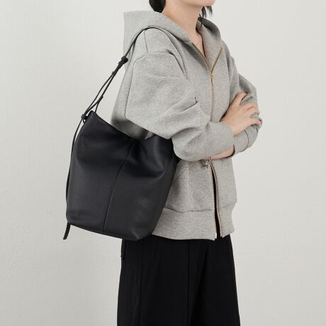 [^:RUZ1052322A0006]2025AW̉ו[łAꂽnhV_[BV{̂郌U[̗Aŕ\ςiłByfUCz3iK̒\ȃnhŁA|E莝E΂ߊ|܂Ŏ݂ɑΉB傫߂̃TCY500mlybg{gPs{]TĎ[ł܂B_炩U[Ȃł͂̂ƂtHAR[fBl[gɔvXBy|CgzEוɂS̑eʃTCYEnh3iKŒłA̕LE_炩U[̂tHE̓LiJ[U[pCsOōoydlzEnh3iKE|PbgFI[v|Pbg~1At@Xi[|Pbg~1yfށz{̋vgpB_炩ȃU[ɃV{H{̂dオByJ[WJzEubNiBlackjc[݂̂ubNBVo[V[vYA[hȈۂɁBEAC{[iIvoryjc炩̂AC{[B邢g[R[fBl[gy₩Ɏdグ܂BMade in Japan----------------------------------------------------Cɓo^߂Ă܂BEîCɓo^FJ[̍ēגʒmE݌ɐP_̒ʒmEZ[ʒm󂯎܂BEuĥCɓo^FV쏤iēׂȂǂ̃uh̏󂯎܂B