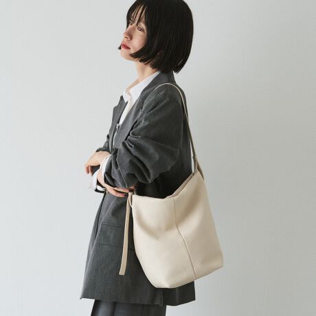 [^:RUZ1052322A0006]2025AW̉ו[łAꂽnhV_[BV{̂郌U[̗Aŕ\ςiłByfUCz3iK̒\ȃnhŁA|E莝E΂ߊ|܂Ŏ݂ɑΉB傫߂̃TCY500mlybg{gPs{]TĎ[ł܂B_炩U[Ȃł͂̂ƂtHAR[fBl[gɔvXBy|CgzEוɂS̑eʃTCYEnh3iKŒłA̕LE_炩U[̂tHE̓LiJ[U[pCsOōoydlzEnh3iKE|PbgFI[v|Pbg~1At@Xi[|Pbg~1yfށz{̋vgpB_炩ȃU[ɃV{H{̂dオByJ[WJzEubNiBlackjc[݂̂ubNBVo[V[vYA[hȈۂɁBEAC{[iIvoryjc炩̂AC{[B邢g[R[fBl[gy₩Ɏdグ܂BMade in Japan----------------------------------------------------Cɓo^߂Ă܂BEîCɓo^FJ[̍ēגʒmE݌ɐP_̒ʒmEZ[ʒm󂯎܂BEuĥCɓo^FV쏤iēׂȂǂ̃uh̏󂯎܂B