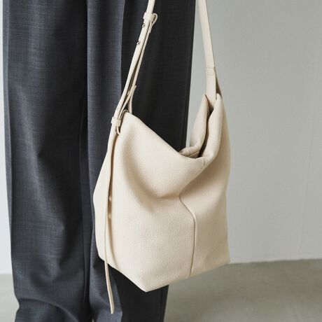 [^:RUZ1052322A0006]2025AW̉ו[łAꂽnhV_[BV{̂郌U[̗Aŕ\ςiłByfUCz3iK̒\ȃnhŁA|E莝E΂ߊ|܂Ŏ݂ɑΉB傫߂̃TCY500mlybg{gPs{]TĎ[ł܂B_炩U[Ȃł͂̂ƂtHAR[fBl[gɔvXBy|CgzEוɂS̑eʃTCYEnh3iKŒłA̕LE_炩U[̂tHE̓LiJ[U[pCsOōoydlzEnh3iKE|PbgFI[v|Pbg~1At@Xi[|Pbg~1yfށz{̋vgpB_炩ȃU[ɃV{H{̂dオByJ[WJzEubNiBlackjc[݂̂ubNBVo[V[vYA[hȈۂɁBEAC{[iIvoryjc炩̂AC{[B邢g[R[fBl[gy₩Ɏdグ܂BMade in Japan----------------------------------------------------Cɓo^߂Ă܂BEîCɓo^FJ[̍ēגʒmE݌ɐP_̒ʒmEZ[ʒm󂯎܂BEuĥCɓo^FV쏤iēׂȂǂ̃uh̏󂯎܂B