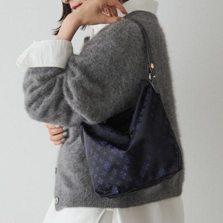 [^:RUZ1052322A0004]2025AWy₩Ǝ[͂𗼗A\2WAYobOBRpNgɌāA500mlybg{g܂ݎP闊TCYBIEIt킸LV[Ŋ􂵂ĂACełByfUCzDŕ\mOiɉfAiCWK[hfނ̃obOBӂ߂ɐ݌vĂ邽߁AԌ傫JAg̏oX[YłBZnhŌ|̃V_[ƂāA܂t̃iCXgbvŎ΂ߊ|ƂĂgp\Bאg̃V_[xgŜ茩AؚȈۂɎdグĂ܂By|CgzEڂ̓RpNgȂA500mlybg{g܂ݎP[\EJ傫JAg₷o₷݌vEZnhƃOXgbv2WAYdlŎg݁EmO肰ȂANZgɁEyʖ290gŁAfC[gɂ҂ydlzEO|PbgFt@Xi[|Pbg~1iW14~H10.5jE|PbgFI[v|Pbg~2iW11~H11.5jAt@Xi[|Pbg~1iW17.5~H15jEtXgbvFO\ȃV_[xgtyfށz{̂̓iC~|GXẽWK[hnBDŕ\ꂽmOY킹܂Bnh͋vgpA₷ƑϋvvXBt̃V_[xg̓iCfނŁAyȈۂɁByJ[WJzEGNiEcrujcƃx[W̒Ԃ̂悤ȁA݂J[Bi`ȗD̒ɏiAy₩Ȕo܂BElCr[iBlack/NavyjcubÑx[XɃlCr[̃mOgݍ킹AVbg̖iJ[BJWArWlX܂ŃfC[Ɏ邱Ƃł܂BEuEiPurple/BRjc[݂̂邭݃p[vɃuẼmO킹J[BsAlۂVbNȈۂɁBELiCamel/Grayjĉ݂LɁAO[̃mO킹iȔzFB炩ȃg[̒ɒmIYAG߂킸g₷J[łB---------------------------------------------------Cɓo^߂Ă܂BEîCɓo^FJ[̍ēגʒmE݌ɐP_̒ʒmEZ[ʒm󂯎܂BEuĥCɓo^FV쏤iēׂȂǂ̃uh̏󂯎܂B