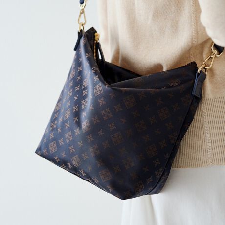 [^:RUZ1052322A0004]2025AWy₩Ǝ[͂𗼗A\2WAYobOBRpNgɌāA500mlybg{g܂ݎP闊TCYBIEIt킸LV[Ŋ􂵂ĂACełByfUCzDŕ\mOiɉfAiCWK[hfނ̃obOBӂ߂ɐ݌vĂ邽߁AԌ傫JAg̏oX[YłBZnhŌ|̃V_[ƂāA܂t̃iCXgbvŎ΂ߊ|ƂĂgp\Bאg̃V_[xgŜ茩AؚȈۂɎdグĂ܂By|CgzEڂ̓RpNgȂA500mlybg{g܂ݎP[\EJ傫JAg₷o₷݌vEZnhƃOXgbv2WAYdlŎg݁EmO肰ȂANZgɁEyʖ290gŁAfC[gɂ҂ydlzEO|PbgFt@Xi[|Pbg~1iW14~H10.5jE|PbgFI[v|Pbg~2iW11~H11.5jAt@Xi[|Pbg~1iW17.5~H15jEtXgbvFO\ȃV_[xgtyfށz{̂̓iC~|GXẽWK[hnBDŕ\ꂽmOY킹܂Bnh͋vgpA₷ƑϋvvXBt̃V_[xg̓iCfނŁAyȈۂɁByJ[WJzEGNiEcrujcƃx[W̒Ԃ̂悤ȁA݂J[Bi`ȗD̒ɏiAy₩Ȕo܂BElCr[iBlack/NavyjcubÑx[XɃlCr[̃mOgݍ킹AVbg̖iJ[BJWArWlX܂ŃfC[Ɏ邱Ƃł܂BEuEiPurple/BRjc[݂̂邭݃p[vɃuẼmO킹J[BsAlۂVbNȈۂɁBELiCamel/Grayjĉ݂LɁAO[̃mO킹iȔzFB炩ȃg[̒ɒmIYAG߂킸g₷J[łB---------------------------------------------------Cɓo^߂Ă܂BEîCɓo^FJ[̍ēגʒmE݌ɐP_̒ʒmEZ[ʒm󂯎܂BEuĥCɓo^FV쏤iēׂȂǂ̃uh̏󂯎܂B