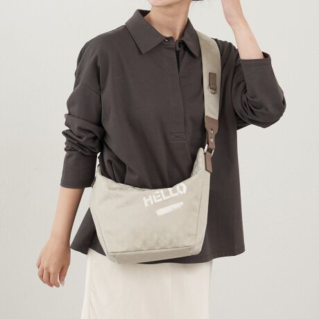 [^:RUZ1052422A0002]2025AWrussetŐlC̃V_[obOɁAXeVA[gCɂ􂷂 w̃A[g[Nvgŕ\ʃfUCoIyfUCzT߂ȋAR[fBl[gɓ݂Ȃmȑ݊ɁBXeVA[g̃vg{ÃANZgvXBV_[xg͋CV[ɍ킹ĕtւ\BiCŃJWAɁAU[ŃVbNɁB΂߂ŃANeBuɁA|ŃGKgɁBňۂςAvZꂽfUCłBǂȃV[łA炵X^CbVɉ߂ɂ߂łBy|CgzEiCƃU[Atւ\ȃeCXg̈ႤQ{̃V_[xgEANZgɂȂ́AłƊY܂E500ml̃ybg{g܂ݎPȂǁA΂וƓ[́ydlzEJ_ut@Xi[EiCƃU[Atւ\ȂQ{̃V_[xgE|PbgFI[v|Pbg~1At@Xi[|Pbg~1yfށzubNVbgƎJiCTenuNEYiCvBxAyď_炩̂ŁATeD̏iȌ򊴂oĂ܂Bn\ʂɎ㝛H(){Ă邽߁ẢJ≘ɋ̂ꂵ|CgB㝛H͌oNɂČʂ͔Ă܂܂BGNElCr[Vbg̑㖼Ƃ鐶nuiCWK[hvBmOWK[hDŕ\ĂA㝛H{Ă܂ByJ[WJzEGNiEcrujcƃx[W̒Ԃ̂悤ȁA݂Bi`ŗDۂɁBvgFHelloEubNiBlackjc򊴂邽ߏdȂ肷AǂȃX^Cɂiɓރx[VbNJ[BvgFDont't crowd, Choose solitudeiQȁAǓƂIׁjElCr[iBlack/NavyjcubÑx[XɃlCr[̃mOgݍ킹AVbg̖iJ[BJWArWlX܂ŃfC[Ɏ邱Ƃł܂BvgFHelloyӎzE{vgpî߃V̂镔ALY镔ƁAɂĐ܂ꂽ̌̂Ȃł͂̌܂BEvv̕\͂Iт͂ł܂B\ߓVRfނł邱Ƃ̏エߒ悤肢܂BE܂G▀CɂFmւ̐Fڂ肪\܂BEvg͉iIł͂ȂACoNωɂ蔖Ȃ\܂BEJȂǂŔGꂽꍇ͊zŕ\ʂӂĉB w /Tsutomu Moriya쌧zKsƓƂ̓񋒓_𒆐Sɑn슈sĂBKfUCƌAA[gfBN^[fUCi[ƂĊ􂵁AߔN̓XeVA[eBXgAAuXgNgyCeBOA[eBXgƂĊLBInstagram: @tsutomu_moriya----------------------------------------------------Cɓo^߂Ă܂BEîCɓo^FJ[̍ēגʒmE݌ɐP_̒ʒmEZ[ʒm󂯎܂BEuĥCɓo^FV쏤iēׂȂǂ̃uh̏󂯎܂B