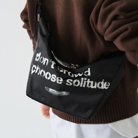 [^:RUZ1052422A0002]2025AWrussetŐlC̃V_[obOɁAXeVA[gCɂ􂷂 w̃A[g[Nvgŕ\ʃfUCoIyfUCzT߂ȋAR[fBl[gɓ݂Ȃmȑ݊ɁBXeVA[g̃vg{ÃANZgvXBV_[xg͋CV[ɍ킹ĕtւ\BiCŃJWAɁAU[ŃVbNɁB΂߂ŃANeBuɁA|ŃGKgɁBňۂςAvZꂽfUCłBǂȃV[łA炵X^CbVɉ߂ɂ߂łBy|CgzEiCƃU[Atւ\ȃeCXg̈ႤQ{̃V_[xgEANZgɂȂ́AłƊY܂E500ml̃ybg{g܂ݎPȂǁA΂וƓ[́ydlzEJ_ut@Xi[EiCƃU[Atւ\ȂQ{̃V_[xgE|PbgFI[v|Pbg~1At@Xi[|Pbg~1yfށzubNVbgƎJiCTenuNEYiCvBxAyď_炩̂ŁATeD̏iȌ򊴂oĂ܂Bn\ʂɎ㝛H(){Ă邽߁ẢJ≘ɋ̂ꂵ|CgB㝛H͌oNɂČʂ͔Ă܂܂BGNElCr[Vbg̑㖼Ƃ鐶nuiCWK[hvBmOWK[hDŕ\ĂA㝛H{Ă܂ByJ[WJzEGNiEcrujcƃx[W̒Ԃ̂悤ȁA݂Bi`ŗDۂɁBvgFHelloEubNiBlackjc򊴂邽ߏdȂ肷AǂȃX^Cɂiɓރx[VbNJ[BvgFDont't crowd, Choose solitudeiQȁAǓƂIׁjElCr[iBlack/NavyjcubÑx[XɃlCr[̃mOgݍ킹AVbg̖iJ[BJWArWlX܂ŃfC[Ɏ邱Ƃł܂BvgFHelloyӎzE{vgpî߃V̂镔ALY镔ƁAɂĐ܂ꂽ̌̂Ȃł͂̌܂BEvv̕\͂Iт͂ł܂B\ߓVRfނł邱Ƃ̏エߒ悤肢܂BE܂G▀CɂFmւ̐Fڂ肪\܂BEvg͉iIł͂ȂACoNωɂ蔖Ȃ\܂BEJȂǂŔGꂽꍇ͊zŕ\ʂӂĉB w /Tsutomu Moriya쌧zKsƓƂ̓񋒓_𒆐Sɑn슈sĂBKfUCƌAA[gfBN^[fUCi[ƂĊ􂵁AߔN̓XeVA[eBXgAAuXgNgyCeBOA[eBXgƂĊLBInstagram: @tsutomu_moriya----------------------------------------------------Cɓo^߂Ă܂BEîCɓo^FJ[̍ēגʒmE݌ɐP_̒ʒmEZ[ʒm󂯎܂BEuĥCɓo^FV쏤iēׂȂǂ̃uh̏󂯎܂B