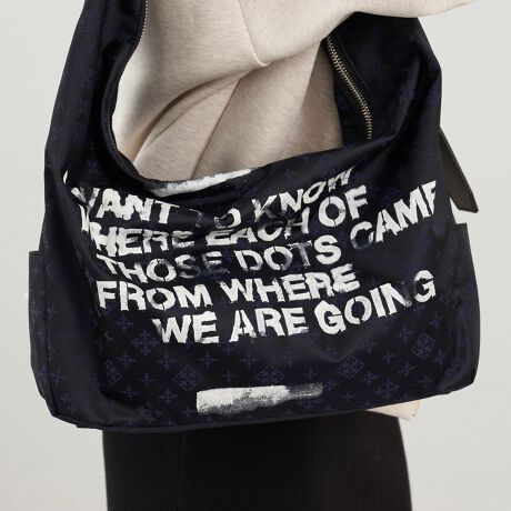 [^:RUZ1052422A0003]2025AWrussetŐlC̃V_[obOɁAXeVA[gCɂ􂷂 w̃A[g[Nvgŕ\ʃfUCoIyfUCzT߂ȋAVvȑɂق̂vXBR[fBl[gɓ݂ȂAmȑ݊܂BV_[xg͋CV[ɍ킹ĕtւ\BiCŃJWAɁAU[ŃVbNɁB΂߂ŃANeBuɁA|ŃGKgɁBňۂςAvZꂽfUCłB̒ʋ΂AT̂o◷܂ŁBǂȃV[łA炵X^CbVɉ߂ɂ߂łBy|CgzEiCƃU[Atւ\ȃeCXg̈ႤQ{̃V_[xgEANZgɂȂ́AłƊY܂EA4TCỸt@C13C`PC[́ydlzEJ_ut@Xi[E|PbgFI[v|Pbg~2At@Xi[|Pbg~1EO|PbgFTCh|Pbg~2yfށzubNuhIWĩNEYiĆA[݂̂锭FƏiȉ́ByvŝɂDAfC[ɂꂢ߂ɂ}b`܂BVvȑɎ邾ŁAقǂ悢vXBGNElCr[iȌƑ@ׂȃmO͂̃iCWK[hB{̐ŐDグȂ߂炩ȎƔFłBy₩ȎgSnȂ睛ÃX^Cɉ؂€Y܂ByJ[WJzEGNiEcrujcƃx[W̒Ԃ̂悤ȁA݂Bi`ŗDۂɁBvgFNothing  can be told the truth. To tell it would be a lie.i^ȂĂ͉̂ȂBΉRɂȂjEubNiBlackjc򊴂邽ߏdȂ肷AǂȃX^Cɂiɓރx[VbNJ[BvgFI want to know, Where each of those dots came from,where er are goingïǂ琶܂Aǂ֌̂m肽jElCr[iBlack/NavyjcubÑx[XɃlCr[̃mOgݍ킹AVbg̖iJ[BJWArWlX܂ŃfC[Ɏ邱Ƃł܂BvgFOpen up with all the sounds and colorsiׂĂ̋ƐFʂĊJjyӎzE{vgpî߃V̂镔ALY镔ƁAɂĐ܂ꂽ̌̂Ȃł͂̌܂BEvv̕\͂Iт͂ł܂B\ߓVRfނł邱Ƃ̏エߒ悤肢܂BE܂G▀CɂFmւ̐Fڂ肪\܂BEvg͉iIł͂ȂACoNωɂ蔖Ȃ\܂BEJȂǂŔGꂽꍇ͊zŕ\ʂӂĉBMade in Japan----------------------------------------------------Cɓo^߂Ă܂BEîCɓo^FJ[̍ēגʒmE݌ɐP_̒ʒmEZ[ʒm󂯎܂BEuĥCɓo^FV쏤iēׂȂǂ̃uh̏󂯎܂B