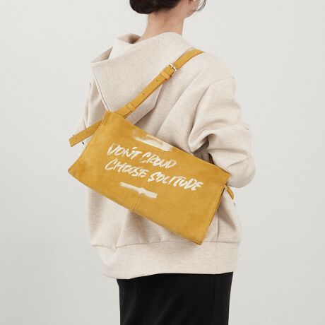 [^:RUZ1052422A0001]2025AWɐ[݂YAXG[hV_[obOBƂƂXG[hfނƁAƂXNGAtHɎ w̃XeVA[g{t@bViuȈiByfUCzƂ̃XNGAVGbǵAX^COI΂B΂߂\ȃV_[XgbvŁAɍ킹ĎςĊy߂܂B؂ւXeb`ANZgɂȂAVvȂ̊̂\ɁB}`10cmAKvȉו͂[łpIȃTCYɎdグ܂.XeV1_1_ƂŃvgĂ̂ŁACN̂ꊴɌA1iɁBy|CgzE{vXG[h̏_炩ȎŁAH~炵vXEx[VbNȂAȂꊴ̂J[WJEfUCŕKvȉו܂TCYIEIt킸g閜\fUCBGߊ肰Ȃꂽɂ҂ȃACełBydlzE7iK߂\ȃV_[xgELJt@Xi[ԌEO|PbgF}Olbg|Pbg~1E|PbgFI[v|Pbg~1EVGbgꂢɕۂĂtyfށz{̋vXG[hgpB炩ȎƉŝFAɎ邽тɐSn悢ʂ܂BR̂̃X^Cɂn݁Aɂ肰Ȃ㎿YfނłByJ[WJzEO[iGrayjcX[L[O[Al̑ɏiȔvXB̓ŕ\ςA킢[FjAXJ[BXeVvgFOpen up with all the sounds and colorsiׂĂ̋ƐFʂĊJjE_[NuEiD.BrownjcԂ݂ق̂܂񂾃uEA݂Ɛ[݂iȃJ[BȂ݂̂悢uEADRȈۂɁBXeVvgFI want to know, Where each of those dots came from,where er are goingïǂ琶܂Aǂ֌̂m肽jECG[iYellowjcƂCG[́AXG[h̕ƍ킳AH~̑ɂ҂݂̂o܂BXeVvgFDont't crowd, Choose solitudeiQȁAǓƂIׁjyӎzEn̓ACňߗޓɐFڂ肷\܂BEԂł̖CAJȂǔGꂽԂł͓ɒӂKvłBJȂǂŔGꂽꍇ́Azŏo邾ĉB݂JřɂȂ܂BENёfނ̂߁AzR≘ꂪ₷_ɒӂKvł₷̂ŁAhXv[ŎOɖh~邱Ƃgp͒JȃubVOKvłBE܂A؂LY₷̂ŁAFѕ݂1_1_Ⴂ܂BXEF[h{̓yŒ΂Ǝv܂BEvg͉iIł͂ȂACoNωɂ蔖Ȃ\܂B܂Avǧ̍͂Iт܂BMade in Japan w /Tsutomu Moriya쌧zKsƓƂ̓񋒓_𒆐Sɑn슈sĂBKfUCƌAA[gfBN^[fUCi[ƂĊ􂵁AߔN̓XeVA[eBXgAAuXgNgyCeBOA[eBXgƂĊLBInstagram: @tsutomu_moriya----------------------------------------------------Cɓo^߂Ă܂BEîCɓo^FJ[̍ēגʒmE݌ɐP_̒ʒmEZ[ʒm󂯎܂BEuĥCɓo^FV쏤iēׂȂǂ̃uh̏󂯎܂B