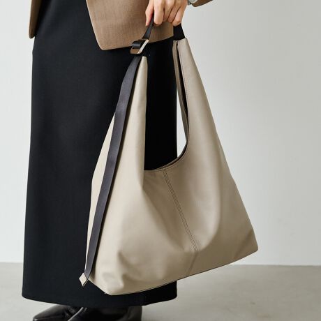 [^:RUZ1052422A0004]2025AW傫߃TCYł[ł郌U[V_[B̂\tgU[ґɎgpAVvȂ݊̂tHɎdグ܂BiCxg݂̒ɒłAV_[΂ߊ|܂ŕLΉ܂ByfUCz㎿ȃU[̕ƁAiCxǧy▭ɒaLTCYobOBA4ނ^ubg܂Aʋ΂ɂfC[ɂ􂵂܂B́AėĔzuI[v|Pbg2ɂAJ̃}Olbg܂܂łoꂪ₷dlɁBɁAʂɂ̓ybg{gp|PbgAfUCłȂ@\ʂɂSzvX܂By|CgzEA4ΉŒʋ΃obOƂĂ߁EiCxg͒\ŁAV_[^΂ߊ|ǂɂΉEybg{g|PbgtŁApE}Olbg܂܂łANZX₷\EU[̗iőlۂۂɁydlzEFI[v|Pbg~3i1͑ʃybg{g|PbgjAt@Xi[|Pbg~1EJɃ}Olbgyfށz{̋vgp\tgU[Byʂŏ_炩AG肪炩BRȃV킢[߁Agقǂɕ܂ByJ[WJzEubNiBlackjcǂȃX^CɂiɓށAx[VbNȃubNBEO[WiGrayBeigejc炵oAۂ^jAXJ[ByӎzE{vgpî߁AVLYȂǈ_Ƃ̌̍܂BEv̕\͂Iт܂BVRfނ̓ƂĂBEG▀CɂFEFڂ肷\܂̂łӂBMade in Japan----------------------------------------------------Cɓo^߂Ă܂BEîCɓo^FJ[̍ēגʒmE݌ɐP_̒ʒmEZ[ʒm󂯎܂BEuĥCɓo^FV쏤iēׂȂǂ̃uh̏󂯎܂B