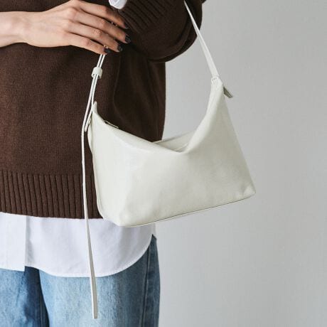 [^:RUZ1052422A0007]2025AW₩ȃGiH͂̃V_[obOBgĥ鉡VGbgAT߂ɂ~j}ȎdlŎdグ܂By₩ŏiȉÃX^CɐYĂ܂ByfUCztHۓIȃV_[obOBM{V̗p邱ƂŁAŏɗ}Afނ̃GỉĂĂ܂Bxg͒\ŁA|E莝2WAYŎgfUCłByʂň₷AfC[ɂ₷ACeɎdグ܂By|CgzEgĥ鉡VGbgEGỉĂAT߂̃fUCEV_[ƃnhobO2WAYŊy߂E230gƌyʂŃfC[[XɍœKydlzExgi|^莝ΉjEFI[v|Pbg~2At@Xi[|Pbg~1EOFI[v|Pbg~1yfށzVH{GiU[́AT߂ȉ́BR[eBOɂ萅≘ɋAC킸ĝꂵ|CgB悢؂₩ŁAɂ肰ȂʊY܂ByJ[WJzEubNiBlackjc₩ȃGiۗubNBVbNŐꂽl̃X^CɁBE{h[iBordeauxjc[݂̂{h[BVvR[fɉ؂₩ƋCivXBEzCgiWhitejcN[Ń_ȃzCgBy₩œsIȈۂo܂BEJiMochajc_炩̂郂JBGỉƑ܂āAiŗD͋CɁByӎzE{vgpî߁AVLYAFɌ̍܂BVRfނȂł͂̓ƂĂBEGifނ͖CoNωɂ܂Fڂ肪ꍇ܂BWF̈ߗނƂ̑gݍ킹ɂ͂ӂBEG⍂AʋC̗ǂꏊŕۊǂĂBMade in Japan----------------------------------------------------Cɓo^߂Ă܂BEîCɓo^FJ[̍ēגʒmE݌ɐP_̒ʒmEZ[ʒm󂯎܂BEuĥCɓo^FV쏤iēׂȂǂ̃uh̏󂯎܂B