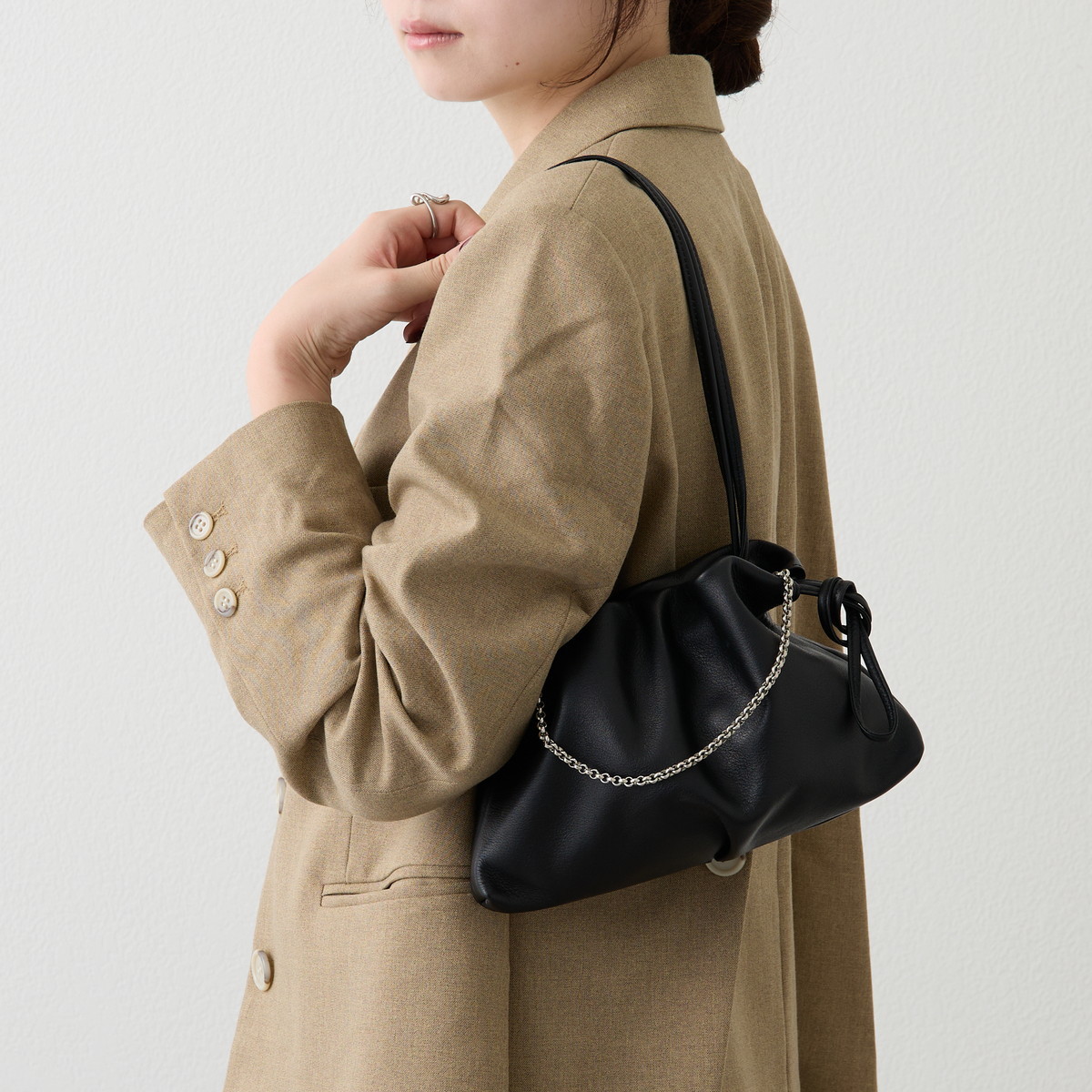 24-25s russet chi企画 4way巾着ショルダーバッグ レザー 黒 24-25s russet chi企画 4way巾着ショルダーバッグ レザー 黒