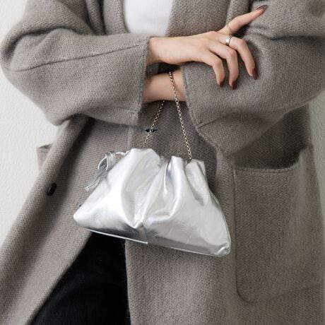 [^:RUZ1052422A0006]2025AWrusset̃CtGT[@chi_chan_ooo 悵A1NoĂȂAɐlCʂ̋В4WAYV_[obOɁA߃TCYVoBgȂ悤ȃgLLfUCgRZvgɌy₩ȋvfނgpAiƎg₷𗼗܂BV[X^Cɍ킹ăAWłAʂȎ͂łByfUCzƂU[̕ƁAВȂł͂̏_炩ȃtHBU[̃V_[xgƃ`F[xg2ނtAV_[ENX{fBEnhobOENb`4WAYŊy߂܂Bؚȃ`F[͉ؔɂȂ肷肰ȂPvXBR[fBl[gCɉfdオɁBîoIP[WV[܂ŎgACełBy|CgzE4WAYŎg}`fUCiV_[^NX{fB^nhobO^Nb`jEU[ƃ`F[A2ނ̃xgtEіڂ̈ʒuŒO\ȃU[V_[ERpNgȂX}zKi[ydlzEV_[xgiU[^EOjE`F[xgiOjyJ[WJzEubNiBlackjcǂȃX^CɂiɓށAx[VbNȃubNBETbNXu[iL.Bluejc݂₷Du[Bőu₩ȋCɁBEVo[iSilverjc򊴂ڂiȃVo[BVvR[f̃ANZgɁBEbhiRedjcN₩ő݊̂郌bhBR[fBl[g̍FƂĉ؂₩vX܂BEzCgiWhitejcN[Ŗ邢zCgBǂȃX^CɂYĂ閜\J[łByӎzE{vgpî߃V̂镔ALY镔ƁAɂĐ܂ꂽ̌̂Ȃł͂̌܂BEvv̕\͂Iт͂ł܂B\ߓVRfނł邱Ƃ̏エߒ悤肢܂BE܂G▀CɂFmւ̐Fڂ肪\܂B----------------------------------------------------Cɓo^߂Ă܂BEîCɓo^FJ[̍ēגʒmE݌ɐP_̒ʒmEZ[ʒm󂯎܂BEuĥCɓo^FV쏤iēׂȂǂ̃uh̏󂯎܂B