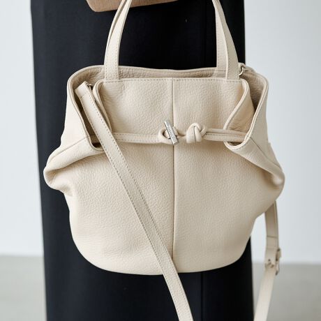 [^:RUZ1052521A0002]_炩ȃtHƏ㎿ȘȂ܂͂́stH`FW 2WAYg[gtB̓̑Cɍ킹āA`⎝ςĊy߂fUCłBɂ邾ŎRƃX^C܂AꂽiByfUCzTCh܂荞ނƂŁAӂƊۂ݂̂VGbgɕωB܂炸ɍL΂ƂctHɂȂAۂ̈Ⴂy߂܂Bɂ̓o[^CṽS炢A肰Ȃ[hȃANZgvXBJ͐܂荞݂ɂĎRƒɂAڂɂiȈۂɎdグ܂By|CgzETCh̐܂荞݂ŃtH݂ɕς2WAYfUCEo[^CṽuhSiȃ|CgEnh͂Ⓑ߂ŁAAE^[̏ォЂ|₷oXE{̂ƓJ[𓝈ꂵAg[ł܂Ƃ߂㎿EO\ȃV_[xgtŁA莝E΂ߊ|ǂy߂ydlzEFI[v|Pbg~1At@Xi[|Pbg~1EJF܂荞ݎi}OlbgtjEnhFЂ|\Ȓߐ݌vEV_[xgSF56`97.5cmyfށz_炩Əi킹\tgVNU[BɂuԂɊނƂ͂łBقǂ悭}ŁAfC[ɊYl̃U[fށByJ[WJzEubNiBlackjc[݂̂ubNBVo[V[vYA[hȈۂɁBEAC{[iIvoryjc炩̂AC{[B邢g[R[fBl[gy₩Ɏdグ܂BEO[WiGrayBeigejcO[ƃx[Wقǂ悭uhjAXJ[BȂAiƏ_炩˔\g[łBMade in JapanyӎzE{vgpî߃V̂镔ALY镔ƁAɂĐ܂ꂽ̌̂Ȃł͂̌܂BEvv̕\͂Iт͂ł܂B\ߓVRfނł邱Ƃ̏エߒ悤肢܂BE܂G▀CɂFmւ̐Fڂ肪\܂B----------------------------------------------------Cɓo^߂Ă܂BEîCɓo^FJ[̍ēגʒmE݌ɐP_̒ʒmEZ[ʒm󂯎܂BEuĥCɓo^FV쏤iēׂȂǂ̃uh̏󂯎܂