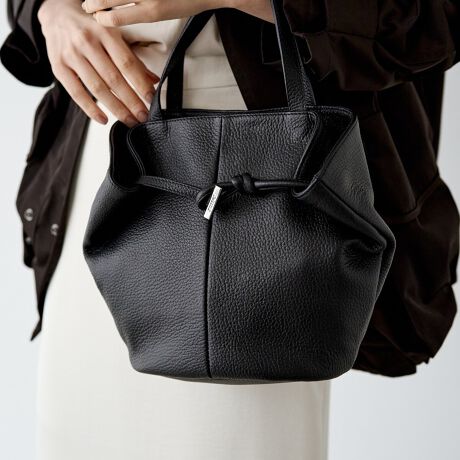 [^:RUZ1052521A0002]_炩ȃtHƏ㎿ȘȂ܂͂́stH`FW 2WAYg[gtB̓̑Cɍ킹āA`⎝ςĊy߂fUCłBɂ邾ŎRƃX^C܂AꂽiByfUCzTCh܂荞ނƂŁAӂƊۂ݂̂VGbgɕωB܂炸ɍL΂ƂctHɂȂAۂ̈Ⴂy߂܂Bɂ̓o[^CṽS炢A肰Ȃ[hȃANZgvXBJ͐܂荞݂ɂĎRƒɂAڂɂiȈۂɎdグ܂By|CgzETCh̐܂荞݂ŃtH݂ɕς2WAYfUCEo[^CṽuhSiȃ|CgEnh͂Ⓑ߂ŁAAE^[̏ォЂ|₷oXE{̂ƓJ[𓝈ꂵAg[ł܂Ƃ߂㎿EO\ȃV_[xgtŁA莝E΂ߊ|ǂy߂ydlzEFI[v|Pbg~1At@Xi[|Pbg~1EJF܂荞ݎi}OlbgtjEnhFЂ|\Ȓߐ݌vEV_[xgSF56`97.5cmyfށz_炩Əi킹\tgVNU[BɂuԂɊނƂ͂łBقǂ悭}ŁAfC[ɊYl̃U[fށByJ[WJzEubNiBlackjc[݂̂ubNBVo[V[vYA[hȈۂɁBEAC{[iIvoryjc炩̂AC{[B邢g[R[fBl[gy₩Ɏdグ܂BEO[WiGrayBeigejcO[ƃx[Wقǂ悭uhjAXJ[BȂAiƏ_炩˔\g[łBMade in JapanyӎzE{vgpî߃V̂镔ALY镔ƁAɂĐ܂ꂽ̌̂Ȃł͂̌܂BEvv̕\͂Iт͂ł܂B\ߓVRfނł邱Ƃ̏エߒ悤肢܂BE܂G▀CɂFmւ̐Fڂ肪\܂B----------------------------------------------------Cɓo^߂Ă܂BEîCɓo^FJ[̍ēגʒmE݌ɐP_̒ʒmEZ[ʒm󂯎܂BEuĥCɓo^FV쏤iēׂȂǂ̃uh̏󂯎܂