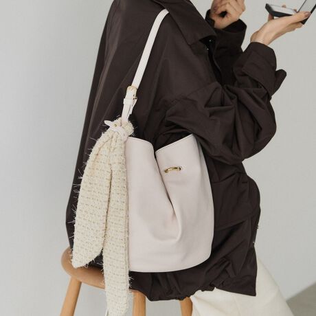 [^:RUZ1052522A0002]2025AWiƋGߊЂƂɂAcC[hXJ[ttU[obOBNVJȕ͋CZȂAɓރVvŁAR[fBl[giグ܂ByfUCz悢TCYƏ_炩ȃtH͂̃oPc^obOBOʂɐ܂荞݂ꂽ̓IȃfUCŁAVvȂۓIɎdグ܂BO\ȃcC[hXJ[tA؂₩ƃV[Y[hYANZgɁBC⑕ɍ킹āA\̕ωy߂܂By|CgzEx[VbNȃtHɋGߊvXcC[hXJ[ttEV_[xg͒ߒ\ŃV_[ɂ΂ߊ|ɂΉEOʂ̐܂荞݃fUCŁA悢vXE}OlbgdlŊJ₷AfC[gɍœKE͏iȃS[hJ[ł܂Ƃ߁AŜɉ؂₩YĂ܂ydlzEJ[FS[hEJF}OlbgE|PbgFI[v|Pbg~1yfށz炩ȎGƌy₩͂̃\tgU[Bv{̔𐶂~j}ȕ\ŁAǂȑɂRɗn݂܂BƂƂȂAقǂ̌yŃfC[Ɏ₷AVbg炱ł㎿fނłBcC[h́A100Nȏ̗jCOh̘V܃[J[uLINTONЁv̐ngpBAFEfށE▭ɍ荇Aꖇ̐n̒ɖLȕ\𐶂ݏo܂BNVbNłȂ烂_A؂₩łȂiB̐D̔ȂɃA[ĝ悤ȍʂY܂BcC[hgubNFE[A|A~hArXR[XAANARbgA|E^A|GXeAC{[FRbgATCNRbgA|A~hA^bN|GXeA|GXeArXR[XA|E^AE[_[NuEFE[A|A~hAANArXR[XA|GXeAVNyJ[WJzEubNiBlackjc[hň܂ہBcC[h̉؂₩fJ[BEAC{[iIvoryjcy₩ŏ炵g[BcC[hƂ̃RgXg_炩ȕ͋CɁBE_[NuEiD.BrownjĉFŁANVJȃ[hoBMade in JapanyӎzE{vgpî߃V̂镔ALY镔ƁAɂĐ܂ꂽ̌̂Ȃł͂̌܂BEvv̕\͂Iт͂ł܂B\ߓVRfނł邱Ƃ̏エߒ悤肢܂BE܂G▀CɂFmւ̐Fڂ肪\܂BEt̃cC[hn͑@ׂȂ߁A|ɂ͏[ӂB̔MA􂢂͐n̕𑹂˂\܂B----------------------------------------------------Cɓo^߂Ă܂BEîCɓo^FJ[̍ēגʒmE݌ɐP_̒ʒmEZ[ʒm󂯎܂BEuĥCɓo^FV쏤iēׂȂǂ̃uh̏󂯎܂B