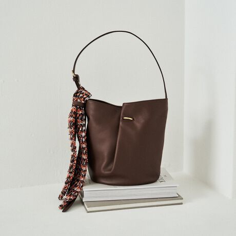 [^:RUZ1052522A0002]2025AWiƋGߊЂƂɂAcC[hXJ[ttU[obOBNVJȕ͋CZȂAɓރVvŁAR[fBl[giグ܂ByfUCz悢TCYƏ_炩ȃtH͂̃oPc^obOBOʂɐ܂荞݂ꂽ̓IȃfUCŁAVvȂۓIɎdグ܂BO\ȃcC[hXJ[tA؂₩ƃV[Y[hYANZgɁBC⑕ɍ킹āA\̕ωy߂܂By|CgzEx[VbNȃtHɋGߊvXcC[hXJ[ttEV_[xg͒ߒ\ŃV_[ɂ΂ߊ|ɂΉEOʂ̐܂荞݃fUCŁA悢vXE}OlbgdlŊJ₷AfC[gɍœKE͏iȃS[hJ[ł܂Ƃ߁AŜɉ؂₩YĂ܂ydlzEJ[FS[hEJF}OlbgE|PbgFI[v|Pbg~1yfށz炩ȎGƌy₩͂̃\tgU[Bv{̔𐶂~j}ȕ\ŁAǂȑɂRɗn݂܂BƂƂȂAقǂ̌yŃfC[Ɏ₷AVbg炱ł㎿fނłBcC[h́A100Nȏ̗jCOh̘V܃[J[uLINTONЁv̐ngpBAFEfށE▭ɍ荇Aꖇ̐n̒ɖLȕ\𐶂ݏo܂BNVbNłȂ烂_A؂₩łȂiB̐D̔ȂɃA[ĝ悤ȍʂY܂BcC[hgubNFE[A|A~hArXR[XAANARbgA|E^A|GXeAC{[FRbgATCNRbgA|A~hA^bN|GXeA|GXeArXR[XA|E^AE[_[NuEFE[A|A~hAANArXR[XA|GXeAVNyJ[WJzEubNiBlackjc[hň܂ہBcC[h̉؂₩fJ[BEAC{[iIvoryjcy₩ŏ炵g[BcC[hƂ̃RgXg_炩ȕ͋CɁBE_[NuEiD.BrownjĉFŁANVJȃ[hoBMade in JapanyӎzE{vgpî߃V̂镔ALY镔ƁAɂĐ܂ꂽ̌̂Ȃł͂̌܂BEvv̕\͂Iт͂ł܂B\ߓVRfނł邱Ƃ̏エߒ悤肢܂BE܂G▀CɂFmւ̐Fڂ肪\܂BEt̃cC[hn͑@ׂȂ߁A|ɂ͏[ӂB̔MA􂢂͐n̕𑹂˂\܂B----------------------------------------------------Cɓo^߂Ă܂BEîCɓo^FJ[̍ēגʒmE݌ɐP_̒ʒmEZ[ʒm󂯎܂BEuĥCɓo^FV쏤iēׂȂǂ̃uh̏󂯎܂B