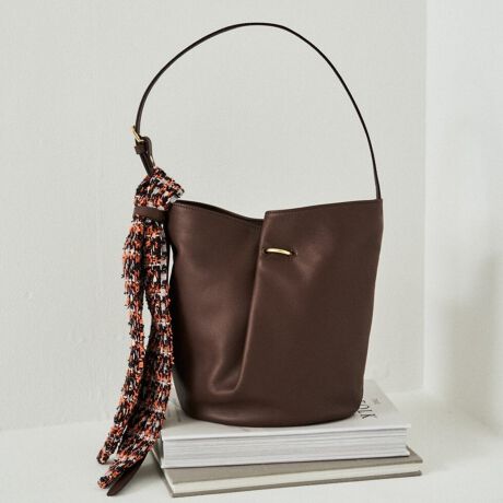 [^:RUZ1052522A0002]2025AWiƋGߊЂƂɂAcC[hXJ[ttU[obOBNVJȕ͋CZȂAɓރVvŁAR[fBl[giグ܂ByfUCz悢TCYƏ_炩ȃtH͂̃oPc^obOBOʂɐ܂荞݂ꂽ̓IȃfUCŁAVvȂۓIɎdグ܂BO\ȃcC[hXJ[tA؂₩ƃV[Y[hYANZgɁBC⑕ɍ킹āA\̕ωy߂܂By|CgzEx[VbNȃtHɋGߊvXcC[hXJ[ttEV_[xg͒ߒ\ŃV_[ɂ΂ߊ|ɂΉEOʂ̐܂荞݃fUCŁA悢vXE}OlbgdlŊJ₷AfC[gɍœKE͏iȃS[hJ[ł܂Ƃ߁AŜɉ؂₩YĂ܂ydlzEJ[FS[hEJF}OlbgE|PbgFI[v|Pbg~1yfށz炩ȎGƌy₩͂̃\tgU[Bv{̔𐶂~j}ȕ\ŁAǂȑɂRɗn݂܂BƂƂȂAقǂ̌yŃfC[Ɏ₷AVbg炱ł㎿fނłBcC[h́A100Nȏ̗jCOh̘V܃[J[uLINTONЁv̐ngpBAFEfށE▭ɍ荇Aꖇ̐n̒ɖLȕ\𐶂ݏo܂BNVbNłȂ烂_A؂₩łȂiB̐D̔ȂɃA[ĝ悤ȍʂY܂BcC[hgubNFE[A|A~hArXR[XAANARbgA|E^A|GXeAC{[FRbgATCNRbgA|A~hA^bN|GXeA|GXeArXR[XA|E^AE[_[NuEFE[A|A~hAANArXR[XA|GXeAVNyJ[WJzEubNiBlackjc[hň܂ہBcC[h̉؂₩fJ[BEAC{[iIvoryjcy₩ŏ炵g[BcC[hƂ̃RgXg_炩ȕ͋CɁBE_[NuEiD.BrownjĉFŁANVJȃ[hoBMade in JapanyӎzE{vgpî߃V̂镔ALY镔ƁAɂĐ܂ꂽ̌̂Ȃł͂̌܂BEvv̕\͂Iт͂ł܂B\ߓVRfނł邱Ƃ̏エߒ悤肢܂BE܂G▀CɂFmւ̐Fڂ肪\܂BEt̃cC[hn͑@ׂȂ߁A|ɂ͏[ӂB̔MA􂢂͐n̕𑹂˂\܂B----------------------------------------------------Cɓo^߂Ă܂BEîCɓo^FJ[̍ēגʒmE݌ɐP_̒ʒmEZ[ʒm󂯎܂BEuĥCɓo^FV쏤iēׂȂǂ̃uh̏󂯎܂B