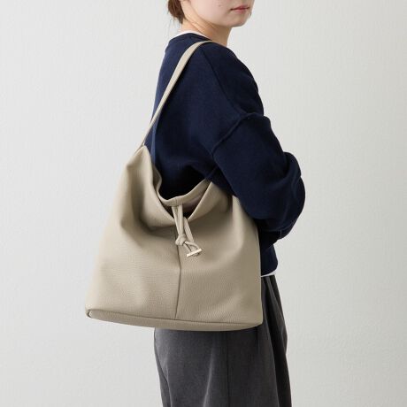 [^:RUZ1052522A0001]Ȃ₩ȃU[̗ƁAۓIȃtH́B㎿Ȃg₷AsU[V_[obOtBA4TCY܂Aʋ΂ɂxɂtBbg閜\ACełByfUCzx[VbNȌ`ɁAo[^CṽuhS|CgŌfUCB͊Oɐ炵ăVbg炵ANZgɁAɐ܂荞߂΂ƂۂɁB_炩ȃU[ݏoRȃh[vA傫߃obOƎƂŁAȂꂽ[ho܂By|CgzEx[VbNȃtHɃVbg炵̃ANZgEA4ΉŁAʋ΂ɂ߂̃TCYE}t[܂ȂǁA~܂[́EƂ݂̂郌U[Ŏ₷݌vEnh͌|₷ÃAE^[ɂΉE{̂Ɠ̃J[킹iȃg[EĂA܂荞Ń^XɂĂy߂2WAYdlydlzE|PbgFI[v|Pbg~2At@Xi[|Pbg~1EJF}OlbgEA4[\EVo[gpyfށz݂Ə_炩˔\tgVNU[gpBӂƂɓ݁Agقǂɖ킢Ă܂Bnɂ̓Rbgfނ̗pAy₩Əv𗼗ByJ[WJzEubNiBlackjc[݂̂ubNBVo[V[vYA[hȈۂɁBEAC{[iIvoryjc炩̂AC{[B邢g[R[fBl[gy₩Ɏdグ܂BMade in JapanyӎzE{vgpî߁AV⏬LYȂǁAfޓĽ܂BEv̕\͈_ƂɈقȂAIтƂ͂ł܂BVRfނȂł̖͂킢ƂĂy݂BEG▀CɂFFڂ肪\܂̂ŁAgp̍ۂ͂ӂB----------------------------------------------------Cɓo^߂Ă܂BEîCɓo^FJ[̍ēגʒmE݌ɐP_̒ʒmEZ[ʒm󂯎܂BEuĥCɓo^FV쏤iēׂȂǂ̃uh̏󂯎܂B