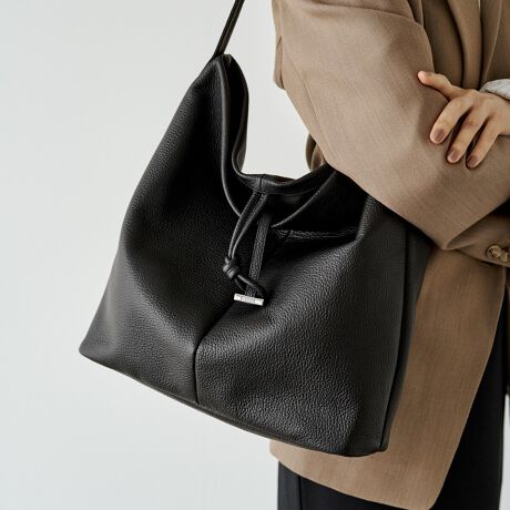 [^:RUZ1052522A0001]Ȃ₩ȃU[̗ƁAۓIȃtH́B㎿Ȃg₷AsU[V_[obOtBA4TCY܂Aʋ΂ɂxɂtBbg閜\ACełByfUCzx[VbNȌ`ɁAo[^CṽuhS|CgŌfUCB͊Oɐ炵ăVbg炵ANZgɁAɐ܂荞߂΂ƂۂɁB_炩ȃU[ݏoRȃh[vA傫߃obOƎƂŁAȂꂽ[ho܂By|CgzEx[VbNȃtHɃVbg炵̃ANZgEA4ΉŁAʋ΂ɂ߂̃TCYE}t[܂ȂǁA~܂[́EƂ݂̂郌U[Ŏ₷݌vEnh͌|₷ÃAE^[ɂΉE{̂Ɠ̃J[킹iȃg[EĂA܂荞Ń^XɂĂy߂2WAYdlydlzE|PbgFI[v|Pbg~2At@Xi[|Pbg~1EJF}OlbgEA4[\EVo[gpyfށz݂Ə_炩˔\tgVNU[gpBӂƂɓ݁Agقǂɖ킢Ă܂Bnɂ̓Rbgfނ̗pAy₩Əv𗼗ByJ[WJzEubNiBlackjc[݂̂ubNBVo[V[vYA[hȈۂɁBEAC{[iIvoryjc炩̂AC{[B邢g[R[fBl[gy₩Ɏdグ܂BMade in JapanyӎzE{vgpî߁AV⏬LYȂǁAfޓĽ܂BEv̕\͈_ƂɈقȂAIтƂ͂ł܂BVRfނȂł̖͂킢ƂĂy݂BEG▀CɂFFڂ肪\܂̂ŁAgp̍ۂ͂ӂB----------------------------------------------------Cɓo^߂Ă܂BEîCɓo^FJ[̍ēגʒmE݌ɐP_̒ʒmEZ[ʒm󂯎܂BEuĥCɓo^FV쏤iēׂȂǂ̃uh̏󂯎܂B