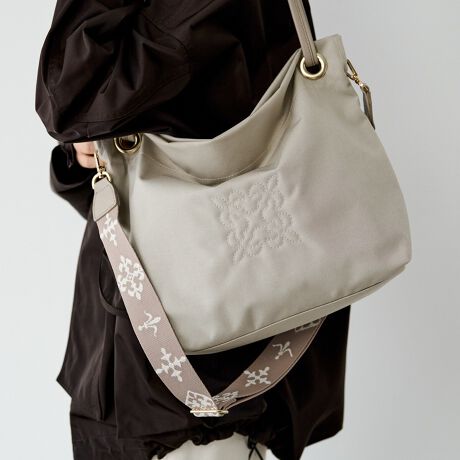 [^:RUZ1052521A0003]㎿ȃiCfނɃmOhJAVbg炵fUCƋ@\˔g[gobOBy₩Ȃ^ꂵɂAV[⎝ɍ킹Ĉۂς3WAYdlłBIEIt킸􂷂AfC[p[gi[ByfUCztg̃mOhJAi悭؂₩ȃANZgɁB]̂Ђ`zuł͂ȂlpObhɎ{ƂŁAobO㕔ƂĂhJ̔ۗ悤dĂĂ܂B܂Anh1{܂ԂĎg\B2dɂĎ莝A1dɂăV_[ƁAgŃVGbg̕ωy߂܂By|CgzE3WAYdli莝^V_[^΂ߊ|jŃX^Cɍ킹Ď`FWElC̃mOhJlpzuɃAbvf[gEA4TCYΉŒʋ΂ɂEJ̓Xibv{^~2ŊJ₷A}Olbgȕɂ߁E傫߂̓t@Xi[|Pbg͒zTCYŁAMdi[ɂ֗ydlzEJFXibv{^~2E|PbgFI[v|Pbg~2At@Xi[|Pbg~1EA4TCY[\EtV_[xgtimODjyfށzՂȂǂɋϋvfށAR[fiCBJWAȂ㎿ȃnAgނقǂɏ_炩݂܂BANeBuȓɂYȂAifނłByJ[WJzEubNiBlackjctxgFubN̐nɃO[̃mOBFVo[BR[fBl[g߂ԃJ[BobO̎hJzCgȂ̂ŁAdȂ肷o܂BEO[iGrayjctxgFO[̐nɃCgO[̃mOBFVo[BR[fBl[g̃|CgɂȂAJ[LO[BJWAX^C͂AVcȂǂƍ킹LC߃X^CɂBEO[WiL.GreigejctxgFx[W̐nɃzCg̃mOBFS[hB݂̗ǂjAXJ[BnF̂mƍ킹ƁAꂽGKgȕ͋CɁB----------------------------------------------------Cɓo^߂Ă܂BEîCɓo^FJ[̍ēגʒmE݌ɐP_̒ʒmEZ[ʒm󂯎܂BEuĥCɓo^FV쏤iēׂȂǂ̃uh̏󂯎܂B