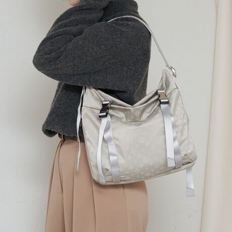 [^:RUZ1052522A0004]y₩ɎĂāÂoɂ傤ǗǂTCY2WAYV_[obOBAEghA̋CyƓsIȃ[h|킹fUCŁAĩX^CɎRƂȂ݂܂BVbg炵mOg[Ig[ŐDグWJ[hńÅpxŕ\ςA肰ȂiBRpNgȂ500mlybg{gcɎ܂AKvȂ̂莝^ׂoX̗ǂobOłByfUCz_炩ȃtHɁA@\IȃAEghAvf~bNXV[Y̏TCYB{̂̓iCWJ[hgpAn̂悤ɌČƃmOӂƕяオAs\͂łBV_[Xgbv̌ĕɂ̓U[̗pAJWAłlۂdオ|CgɁB܂AtgɂobNAfUC̃ANZgƂĒ悢݊YĂ܂BVvȕɂ킹₷AR[fBl[g̕LĂiłBy|CgzEz500mlybg{g܂AfC[Ɏg₷RpNgTCYEyɎĂTCYŁAx̂ogyɓɂEV_[xg͒߂łA|E΂ߊ|2WAYdlEJ傫JAF悭ו̏oꂪX[YETCht@Xi[ANZX\ŁA}̃V[ł֗Eɂ̓t@Xi[|PbgƃI[v|Pbgtŏ₷E_炩ȃU[̌Ăւ̕SyAԂłKydlzEFt@Xi[|Pbg~1AI[v|Pbg~1EOFwʃI[v|Pbg~1E500mlybg{g[\icOKjEV_[xg͒߉A|E΂ߊ|ΉEnhłg2WAY݌vETCht@Xi[Ń_CNgɓփANZX\yfށziȌƑ@ׂȃmO͂̃iCWK[hB{̐ŐDグȂ߂炩ȎƔFłBy₩ȎgSnȂ睛ÃX^Cɉ؂€Y܂ByJ[zEubNiTrv-Blackjc[ubNɃmO킹VbNȃJ[BT߂ȃRgXgŕiAN[Ń_ȕ͋Cy߂܂BEGNiEcrujcƃx[W̒Ԃ̂悤ȁA݂J[Bi`ȗD̒ɏiAy₩Ȕo܂B----------------------------------------------------Cɓo^߂Ă܂BEîCɓo^FJ[̍ēגʒmE݌ɐP_̒ʒmEZ[ʒm󂯎܂BEuĥCɓo^FV쏤iēׂȂǂ̃uh̏󂯎܂B