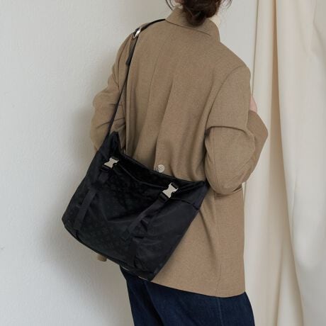 [^:RUZ1052522A0004]y₩ɎĂāÂoɂ傤ǗǂTCY2WAYV_[obOBAEghA̋CyƓsIȃ[h|킹fUCŁAĩX^CɎRƂȂ݂܂BVbg炵mOg[Ig[ŐDグWJ[hńÅpxŕ\ςA肰ȂiBRpNgȂ500mlybg{gcɎ܂AKvȂ̂莝^ׂoX̗ǂobOłByfUCz_炩ȃtHɁA@\IȃAEghAvf~bNXV[Y̏TCYB{̂̓iCWJ[hgpAn̂悤ɌČƃmOӂƕяオAs\͂łBV_[Xgbv̌ĕɂ̓U[̗pAJWAłlۂdオ|CgɁB܂AtgɂobNAfUC̃ANZgƂĒ悢݊YĂ܂BVvȕɂ킹₷AR[fBl[g̕LĂiłBy|CgzEz500mlybg{g܂AfC[Ɏg₷RpNgTCYEyɎĂTCYŁAx̂ogyɓɂEV_[xg͒߂łA|E΂ߊ|2WAYdlEJ傫JAF悭ו̏oꂪX[YETCht@Xi[ANZX\ŁA}̃V[ł֗Eɂ̓t@Xi[|PbgƃI[v|Pbgtŏ₷E_炩ȃU[̌Ăւ̕SyAԂłKydlzEFt@Xi[|Pbg~1AI[v|Pbg~1EOFwʃI[v|Pbg~1E500mlybg{g[\icOKjEV_[xg͒߉A|E΂ߊ|ΉEnhłg2WAY݌vETCht@Xi[Ń_CNgɓփANZX\yfށziȌƑ@ׂȃmO͂̃iCWK[hB{̐ŐDグȂ߂炩ȎƔFłBy₩ȎgSnȂ睛ÃX^Cɉ؂€Y܂ByJ[zEubNiTrv-Blackjc[ubNɃmO킹VbNȃJ[BT߂ȃRgXgŕiAN[Ń_ȕ͋Cy߂܂BEGNiEcrujcƃx[W̒Ԃ̂悤ȁA݂J[Bi`ȗD̒ɏiAy₩Ȕo܂B----------------------------------------------------Cɓo^߂Ă܂BEîCɓo^FJ[̍ēגʒmE݌ɐP_̒ʒmEZ[ʒm󂯎܂BEuĥCɓo^FV쏤iēׂȂǂ̃uh̏󂯎܂B