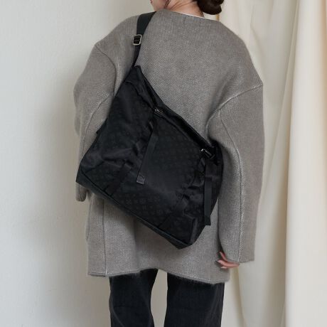 [^:RUZ1052522A0003]AEghA̋CyƁAXg₷iقǂ悭~bNX2wayV_[obOB_炩ƂtHɁAg[ł肰ȂԃmOfAjZbNXŎĂfUCłBA4PCۂAg炨o܂ŕL􂵂܂ByfUCzg[̒Ɍ̓ŃmOӂƕԁAiCWJ[hfނgpBAEghAɊ肷ȂŁAJWAR[fɂꂢ߃X^Cɂ݂܂B܂ÃobN̂݋gpĂAVvȒɂقǂ悢ANZgvXB̂ɉ悤ɑOŒ̌`ςAN^ƎRɐ܂̃CAtȂ̂ɃX^CbVȈۂ܂y|CgzEA413inchm[gPCAƂ̂[́E|E΂ߊ|Enh3ʂŎg֗2waydlE_炩ȃU[̌ĕtŁAԂ̎gpłɕSɂE傫JJƃTCht@Xi[ŁAו̏oꂪX[YEwʂɂ̓X}zoI[v|PbgzuEɂ̓ybg{gz_[ƂĂgI[v|PbgtŐ₷Ey₩ȃiCWJ[hfނŁA̒ʋ΂₨oɎg₷ydlz|PbgFt@Xi[|Pbg ~1AI[v|Pbg ~2i1̓ybg{gz_[ƂĂgp\jO|PbgFwʃI[v|Pbg ~1A4TCY[\V_[xg͒߉A|E΂ߊ|Ήnhłg2WAY݌v͑傫Jdl{TCht@Xi[Ń_CNgɓփANZX\yfށziȌƑ@ׂȃmO͂̃iCWK[hB{̐ŐDグȂ߂炩ȎƔFłBy₩ȎgSnȂ睛ÃX^Cɉ؂€Y܂ByJ[zEubNiTrv-Blackjc[ubNɃmO킹VbNȃJ[BT߂ȃRgXgŕiAN[Ń_ȕ͋Cy߂܂BEGNiEcrujcƃx[W̒Ԃ̂悤ȁA݂J[Bi`ȗD̒ɏiAy₩Ȕo܂BMade in japanyӎzE{vgṕAG▀CɂFEFڂ肷\܂̂łӂB----------------------------------------------------Cɓo^߂Ă܂BEîCɓo^FJ[̍ēגʒmE݌ɐP_̒ʒmEZ[ʒm󂯎܂BEuĥCɓo^FV쏤iēׂȂǂ̃uh̏󂯎܂B