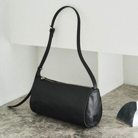 [^:RUZ1061122A0003]_炩ȃ\tgU[ŎdĂAƂۂ݂炵V_[obOBiƃJWÃoX悭A|E΂ߊ|̂ǂlɂȂ閜\ACełBKvȉו[AɌy₩ȑ݊YĂ܂ByfUCzɒtH𐶂~j}ȃfUCB̊̂ۂVGbgƁA\tgU[̎Rȉ܂āAVvȂ\LȎdオłBTChɂ̓uh̃mOv[gYAقǂ悢ANZgvXiubN͓FłVbNȈۂɁjBy|CgzE500mlybg{gŎ[łpIȃTCYEh^ɂ肪ȁgJɂh邽߁AJɃ}`݂đ傫JdlɁEXgbv͒\ŁAV_[΂ߊ|܂ŕLΉ@iAE^[̏ォłƂĊ|jEn͊OJ[ƒaFœꂵAтɋCオdオɁydlzEJFt@Xi[EO|PbgFȂEFI[v|Pbg~1At@Xi[|Pbg~1EgpFVo[yfށz炩ȎGƌy₩͂̃\tgU[Bv{̔𐶂~j}ȕ\ŁAǂȑɂRɗn݂܂BƂƂȂAقǂ̌yŃfC[Ɏ₷AVbg炱ł㎿fނłByJ[WJz]EubNiBlackjcǂȃX^CɂiɓށAx[VbNȃubNBEAC{[iIvoryjĉ݂i`J[BfjgJWAX^CîۂɁBECG[iYellowjcW炩ȃCG[BX^COɂقǂ悢邳YAtĂ͌y₩ɁAH~͍FƂĊ􂵂܂BECgu[iLight Bluejĉ郉Cgu[BVvȒȂɂƗn݁Au₩ȃANZgĂJ[łByӎzE{vgpî߁AVLYȂǈ_Ƃ̌̍܂BEv̕\͂Iт܂BVRfނ̓ƂĂBEG▀CɂFEFڂ肷\܂̂łӂBMade in Japan----------------------------------------------------Cɓo^߂Ă܂BEîCɓo^FJ[̍ēגʒmE݌ɐP_̒ʒmEZ[ʒm󂯎܂BEuĥCɓo^FV쏤iēׂȂǂ̃uh̏󂯎܂B