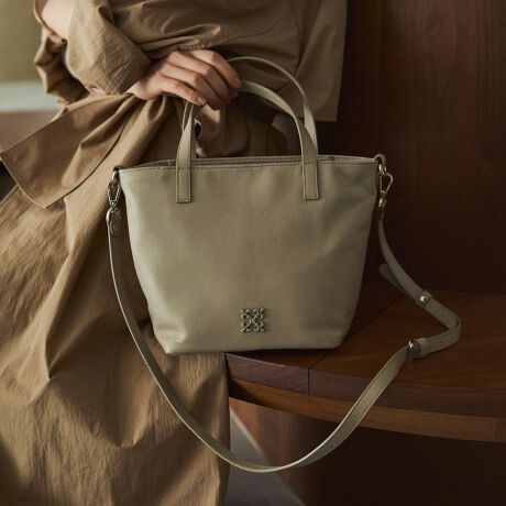 [^:RUZ1061121A0001]̃X^CɊYA~j}ŏiȃ\tgU[~jg[gB_炩ɓރU[gpAIȃtHɂقǂ悢ۂ݂d˂Aig₷▭ȃoX͂łBV[I΂ĂfUCŁAIEIt킸􂵂܂ByfUCzƂVGbgɁAuh炵T߂ɓY铯F̃mOv[gtgɔzuB~j}ȂPɂȂȂ\܂BIȃCőŜV[vɂ܂Ƃ߂A}`Ǝ邱ƂŁA_炩Ɨ̊𗼗BVvhɂ₷AꂽfUCłBy|CgzE\tgU[L̂Ȃ₩ƌyŁAԂ̎KBE~jTCYȂ猩ڈȏ̎[́B500mlybg{gɂ܂pIȗeʁBEnhƃV_[2WAYdlŁAX^Cɍ킹g\BEJWA炫ꂢ߂܂ŕLR[fBl[gɎRƓ݁AG߂킸BydlzEJFt@Xi[JE|PbgFI[v|Pbg~1At@Xi[|Pbg~1EO|PbgFt@Xi[|Pbg~1EgpFVo[yfށz炩ȎGƌy₩͂̃\tgU[Bv{̔𐶂~j}ȕ\ŁAǂȑɂRɗn݂܂BƂƂȂAقǂ̌yŃfC[Ɏ₷AVbg炱ł㎿fނłByJ[WJzEubNiBlackjcǂȃX^CɂiɓށAx[VbNȃubNBEO[WiGrayBeigejc炵oAۂ^jAXJ[ByӎzE{vgpî߃V̂镔ALY镔ƁAɂĐ܂ꂽ̌̂Ȃł͂̌܂BEvv̕\͂Iт͂ł܂B\ߓVRfނł邱Ƃ̏エߒ悤肢܂BE܂G▀CɂFmւ̐Fڂ肪\܂BMade in Japan----------------------------------------------------Cɓo^߂Ă܂BEîCɓo^FJ[̍ēגʒmE݌ɐP_̒ʒmEZ[ʒm󂯎܂BEuĥCɓo^FV쏤iēׂȂǂ̃uh̏󂯎܂B