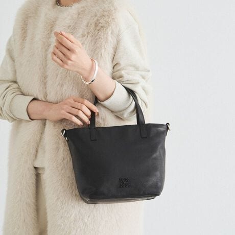 [^:RUZ1061121A0001]̃X^CɊYA~j}ŏiȃ\tgU[~jg[gB_炩ɓރU[gpAIȃtHɂقǂ悢ۂ݂d˂Aig₷▭ȃoX͂łBV[I΂ĂfUCŁAIEIt킸􂵂܂ByfUCzƂVGbgɁAuh炵T߂ɓY铯F̃mOv[gtgɔzuB~j}ȂPɂȂȂ\܂BIȃCőŜV[vɂ܂Ƃ߂A}`Ǝ邱ƂŁA_炩Ɨ̊𗼗BVvhɂ₷AꂽfUCłBy|CgzE\tgU[L̂Ȃ₩ƌyŁAԂ̎KBE~jTCYȂ猩ڈȏ̎[́B500mlybg{gɂ܂pIȗeʁBEnhƃV_[2WAYdlŁAX^Cɍ킹g\BEJWA炫ꂢ߂܂ŕLR[fBl[gɎRƓ݁AG߂킸BydlzEJFt@Xi[JE|PbgFI[v|Pbg~1At@Xi[|Pbg~1EO|PbgFt@Xi[|Pbg~1EgpFVo[yfށz炩ȎGƌy₩͂̃\tgU[Bv{̔𐶂~j}ȕ\ŁAǂȑɂRɗn݂܂BƂƂȂAقǂ̌yŃfC[Ɏ₷AVbg炱ł㎿fނłByJ[WJzEubNiBlackjcǂȃX^CɂiɓށAx[VbNȃubNBEO[WiGrayBeigejc炵oAۂ^jAXJ[ByӎzE{vgpî߃V̂镔ALY镔ƁAɂĐ܂ꂽ̌̂Ȃł͂̌܂BEvv̕\͂Iт͂ł܂B\ߓVRfނł邱Ƃ̏エߒ悤肢܂BE܂G▀CɂFmւ̐Fڂ肪\܂BMade in Japan----------------------------------------------------Cɓo^߂Ă܂BEîCɓo^FJ[̍ēגʒmE݌ɐP_̒ʒmEZ[ʒm󂯎܂BEuĥCɓo^FV쏤iēׂȂǂ̃uh̏󂯎܂B