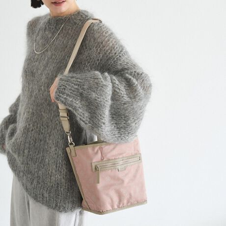 [^:RUZ1061121A0002]CX^COɍ킹ĕ\ςAo[Vudl̃g[gobOBñNEYiCʂƁA肰Ȃ؂€Y郂mOWK[hʁB̓̑ɊY2͋̕CA1̃obOŊy߂ACełByfUCz\ɂʂςƈۂقȂ2tFCXfUCBNEYiCʂ͂ƂVvۗ~j}ȕ\BmOWK[hʂ̓U[pCsOt@Xi[|Pbg̃fBe[ANZgɂȂAق̂ʊ̂fUCɎdオĂ܂Bǂ̖ʂŎĂR[fBl[gɎRƓ݁AɎg₷oXłBy|CgzE1ŁgnhƁgmOh2͋̕Cy߂郊o[VudlEAE^[̏ォłIɂ₷߃nhEtV_[xgŌ|E΂ߊ|\ig[gC̑zjEprɍ킹ĕ\ς邽߁AIEIt킸g₷fUCEߋȂŉו̏oꂪX[YBydlzEJFߋȂE|PbgiiCWK[hʁjFI[v|Pbg~1At@Xi[|Pbg~1EJ[FVo[imOʂ̃t@Xi[|PbgɂFgpjyfށz\ʁFNEYiCuhIWĩNEYiĆA[݂̂锭FƏiȉ́ByvŝɂDAfC[ɂꂢ߂ɂ}b`܂BVvȑɎ邾ŁAقǂ悢vXBʁFiCWK[hiȌƑ@ׂȃmO͂̃iCWK[hB{̐ŐDグȂ߂炩ȎƔFłBy₩ȎgSnȂ睛ÃX^Cɉ؂€Y܂ByJ[WJzEubNi\ Black^ Trv-BlackjĉubNɐ[ubNd˂VbNȔzFBT߂ȃRgXgŁAiŃ_Ȉۂ^܂BEO[i\ Gray^ Sand GreenjcCgO[ɃThO[킹iȔzFBWF̒ɂقǂ悭AꂽۂɎdオ܂BEsNi\ Gray^ BeigePinkjcCgO[Ƀx[WsN킹㎿ȔzFB₳̒ɂق̂؂₩A炵[hĂ܂ByӎzE㝛H͌oNɂČʂ͔Ă܂܂BEvgpɂ܂Ă͐G▀CɂFmւ̐Fڂ肪\܂BMade in Japan----------------------------------------------------Cɓo^߂Ă܂BEîCɓo^FJ[̍ēגʒmE݌ɐP_̒ʒmEZ[ʒm󂯎܂BEuĥCɓo^FV쏤iēׂȂǂ̃uh̏󂯎܂B