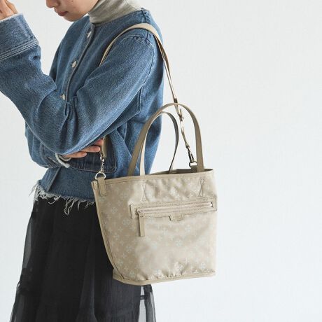 [^:RUZ1061121A0002]CX^COɍ킹ĕ\ςAo[Vudl̃g[gobOBñNEYiCʂƁA肰Ȃ؂€Y郂mOWK[hʁB̓̑ɊY2͋̕CA1̃obOŊy߂ACełByfUCz\ɂʂςƈۂقȂ2tFCXfUCBNEYiCʂ͂ƂVvۗ~j}ȕ\BmOWK[hʂ̓U[pCsOt@Xi[|Pbg̃fBe[ANZgɂȂAق̂ʊ̂fUCɎdオĂ܂Bǂ̖ʂŎĂR[fBl[gɎRƓ݁AɎg₷oXłBy|CgzE1ŁgnhƁgmOh2͋̕Cy߂郊o[VudlEAE^[̏ォłIɂ₷߃nhEtV_[xgŌ|E΂ߊ|\ig[gC̑zjEprɍ킹ĕ\ς邽߁AIEIt킸g₷fUCEߋȂŉו̏oꂪX[YBydlzEJFߋȂE|PbgiiCWK[hʁjFI[v|Pbg~1At@Xi[|Pbg~1EJ[FVo[imOʂ̃t@Xi[|PbgɂFgpjyfށz\ʁFNEYiCuhIWĩNEYiĆA[݂̂锭FƏiȉ́ByvŝɂDAfC[ɂꂢ߂ɂ}b`܂BVvȑɎ邾ŁAقǂ悢vXBʁFiCWK[hiȌƑ@ׂȃmO͂̃iCWK[hB{̐ŐDグȂ߂炩ȎƔFłBy₩ȎgSnȂ睛ÃX^Cɉ؂€Y܂ByJ[WJzEubNi\ Black^ Trv-BlackjĉubNɐ[ubNd˂VbNȔzFBT߂ȃRgXgŁAiŃ_Ȉۂ^܂BEO[i\ Gray^ Sand GreenjcCgO[ɃThO[킹iȔzFBWF̒ɂقǂ悭AꂽۂɎdオ܂BEsNi\ Gray^ BeigePinkjcCgO[Ƀx[WsN킹㎿ȔzFB₳̒ɂق̂؂₩A炵[hĂ܂ByӎzE㝛H͌oNɂČʂ͔Ă܂܂BEvgpɂ܂Ă͐G▀CɂFmւ̐Fڂ肪\܂BMade in Japan----------------------------------------------------Cɓo^߂Ă܂BEîCɓo^FJ[̍ēגʒmE݌ɐP_̒ʒmEZ[ʒm󂯎܂BEuĥCɓo^FV쏤iēׂȂǂ̃uh̏󂯎܂B