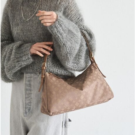 [^:RUZ1061122A0004]茩̂ɁAIuhIWĩNEYiĆA[݂̂锭FƏiȉ́ByvŝɂDAfC[ɂꂢ߂ɂ}b`܂BVvȑɎ邾ŁAقǂ悢vXByfUCzIȃCƂV[vȃtHBZ߂̃U[xgƒ߂̃iCxg2{tAV_[ł΂ߊ|łA͋CςĊy߂܂Bǂ̃xg߂ň芴AobNɌčׂȂ݌vŁAn̂iȈۂɁBy|CgzEڈȏɎ[łA12cm̂}`Bybg{g܂ݎPŎ߂eʁBEU[xgƃiCxg2WAYdlŁAX^CV[ɍ킹Ĉۂ`FWBEyʂŎ₷NEYiCƁA\LȃiCWK[h̐nJ[ɂĎgBEg̃obÓgוhƂɂ҂̃TCYBydlzEJFt@Xi[EOFt@Xi[|Pbg~1EFI[v|Pbg~1At@Xi[|Pbg~1EJ[FVo[yJ[WJzEubNiBlackjc򊴂邽ߏdȂ肷AǂȃX^Cɂiɓރx[VbNJ[BEuEiPurple/BRjc[݂̂邭݃p[vɃuẼmO킹J[BAiőlۂۂɁBEJiMochajc炩ȃJg[ɓnF̃mO킹J[BRȉ肪AiȃjAXY܂BJ[ɂďdقȂ܂uEAJF420gubNF390gyӎzE㝛H͌oNɂČʂ͔Ă܂܂BE{vgpî߃V̂镔ALY镔ƁAɂĐ܂ꂽ̌̂Ȃł͂̌܂BEvv̕\͂Iт͂ł܂B\ߓVRfނł邱Ƃ̏エߒ悤肢܂BE܂G▀CɂFmւ̐Fڂ肪\܂BMade in Japan----------------------------------------------------Cɓo^߂Ă܂BEîCɓo^FJ[̍ēגʒmE݌ɐP_̒ʒmEZ[ʒm󂯎܂BEuĥCɓo^FV쏤iēׂȂǂ̃uh̏󂯎܂B