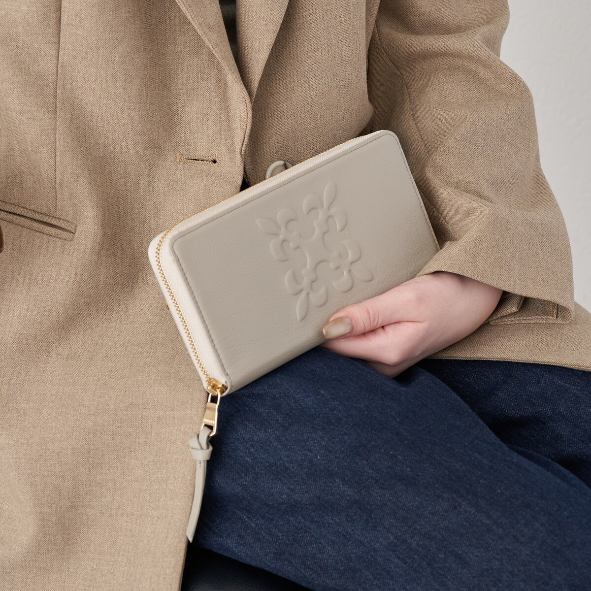 エンボスモノグラム多機能ウォレット(SO-448) | ラシット(russet