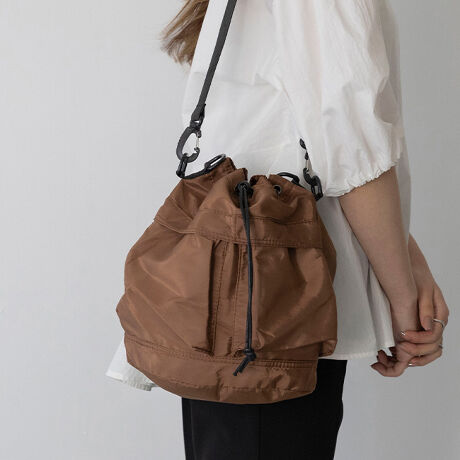 [^:93431]wRpNgȂ̂ɂI[͂2WAYВ^V_[obOxOƓɌv5̃|PbgtĂ邽߁Aו𕪂Ď[łg聝̃V_[obOB̓̋CR[fɂĎ΂ߊ|莝ł2WAY^CvIig痷sȂǁALV[ő劈􂵂܂B|Cg1.v5̃|Pbgtŉו̐ڂɕ֗OƓ킹5̃|Pbgtōׂ̂̎[LxɂłăJo̒ŕႲႹSITCh̃t@Xi[|PbǵAX}[gtHzȂǂɎoACe[̂ɂ҂BKvȎɃTbƎo邩AƂĂ֗łI2.ʂȂfUCŃ}}YgIVvŃX^CbVȃfUĆAʖ킸YgႤIו̑}}Aɂd󂳂̂ŁAƑ݂ȂŃVFAĎg܂3.͂₷iCn\̐n͐͂₷iCnȂ̂ŁẢJ⃌W[̎łSIShł͂܂񁟃ACeXybNTCYH300~W280~D140 (PʁFmm) ̏ïׁAiKŌ̍܂BfށFiC^|GXeБdʁF240gTCY v