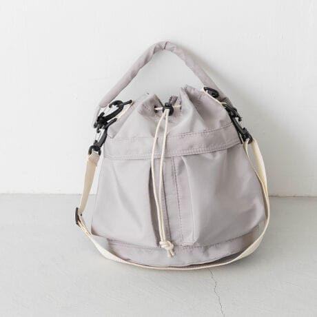 [^:93431]wRpNgȂ̂ɂI[͂2WAYВ^V_[obOxOƓɌv5̃|PbgtĂ邽߁Aו𕪂Ď[łg聝̃V_[obOB̓̋CR[fɂĎ΂ߊ|莝ł2WAY^CvIig痷sȂǁALV[ő劈􂵂܂B|Cg1.v5̃|Pbgtŉו̐ڂɕ֗OƓ킹5̃|Pbgtōׂ̂̎[LxɂłăJo̒ŕႲႹSITCh̃t@Xi[|PbǵAX}[gtHzȂǂɎoACe[̂ɂ҂BKvȎɃTbƎo邩AƂĂ֗łI2.ʂȂfUCŃ}}YgIVvŃX^CbVȃfUĆAʖ킸YgႤIו̑}}Aɂd󂳂̂ŁAƑ݂ȂŃVFAĎg܂3.͂₷iCn\̐n͐͂₷iCnȂ̂ŁẢJ⃌W[̎łSIShł͂܂񁟃ACeXybNTCYH300~W280~D140 (PʁFmm) ̏ïׁAiKŌ̍܂BfށFiC^|GXeБdʁF240gTCY v