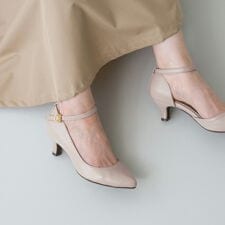 ポインテッドトゥ ストラップパンプス