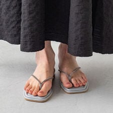 25春夏新作 キラキラトング スクエアトゥ フラットサンダル