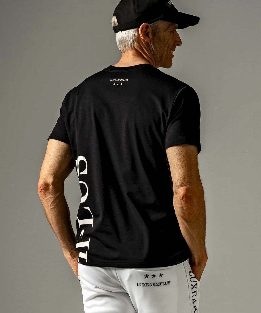 LUXEAKMPLUS(リュクスエイケイエムプラス)ゴルフ バーチカルロゴ半袖Tシャツ