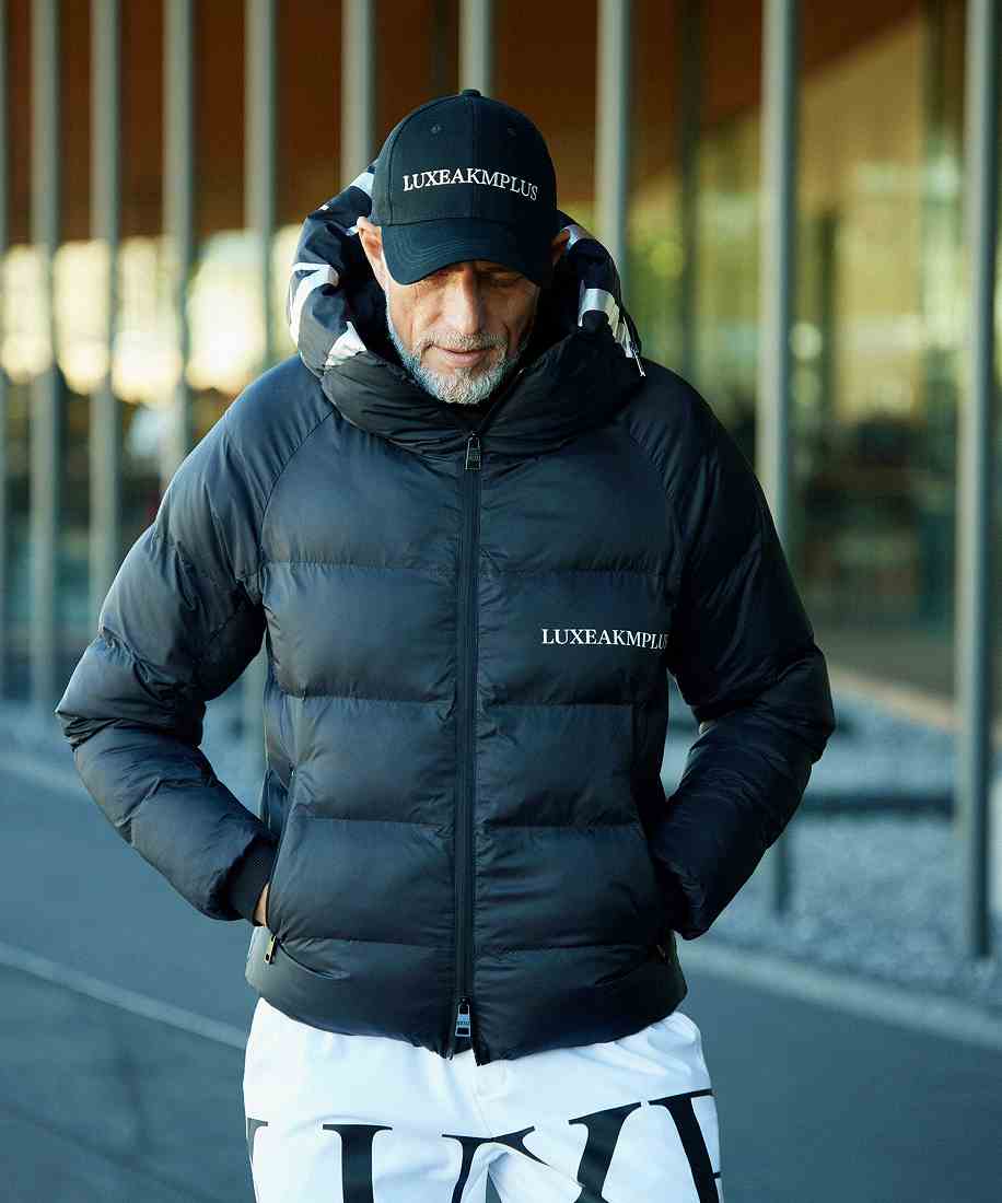 LUXEAKMPLUSリュクスエイケイエムプラス ゴルフ フードロゴ軽量ナイロン LUXEAKMPLUS ゴルフ フードロゴ軽量ナイロンジャケット | リュクス