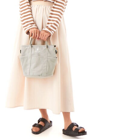 [^:5501PI0170103]oɕ֗ȏ߃TCY̐lCuhPICONE ACCESSORĨ|CgvgꂽoPc^obOłByʂȑfނgpĂ̂ł킸196gƂƂɂŷŁA₨UȂǂ̓g◷sȂǂɂXXłBV_[xg͎O\Ȃ̂ŁAD݂ɉăV_[obOnhobOƂĂg܂B}`傫[͂Â|CgIɂ͏łI[v|Pbg2ƃt@Xi[t|Pbg1AOwʂƑOʂɃI[v|Pbge1ATChɂ̓fUC̃ANZgɂȂ郁bV|PbgEꂼɂ܂BJ̓t@Xi[dlŒgɂ̂ňSłB VvŒyʂ̃V_[obO͕LNɂĝŁAv[g̓MtgɂXXłB|PbgFFI[v~2,t@Xi[t~1 OFwʁGI[v~1,TChGI[vbV|Pbg~2,OʁGI[v~1