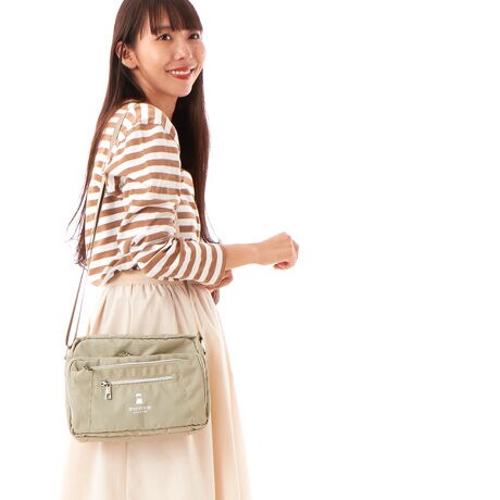 [^:5501PI0180195]RpNgȃTCYȂL}`łՂ[łlCuhPICONE ACCESSORĨ|CgvgꂽVvȃV_[obOłByʂȑfނgpĂ̂ŁA₨UȂǂ̓g◷sȂǂɂXXłBЂ̓TCY\ŁA|ł΂ߊ|łgp܂BVvȃfUCȂ̂ŁALN̕ɂgAv[gMtgɂœKłBɂ̓I[v|Pbg2ƃt@Xi[t|Pbg1AOwʂɂ̓t@Xi[t|PbgAOʂɂ͑傫ȃt@Xi[t|Pbg1ƁAt@Xi[t|Pbg2Ɖו𕪂Ď[鎖o܂BJ̓t@Xi[dlŒgɂ̂ňSłB|PbgFFI[v~2,t@Xi[t~1