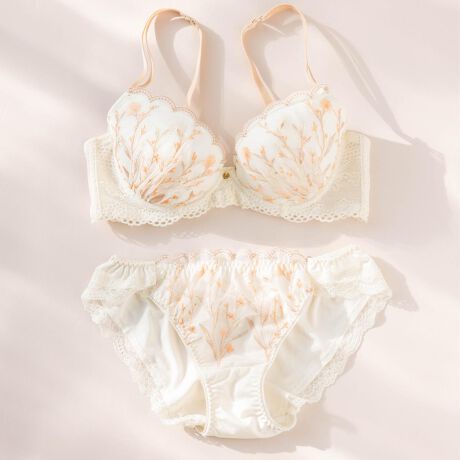 ほっこり刺繍のフェミニンデザインバストメイクもバッチリ 「ガーデン  