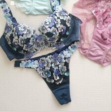 フランデランジェリー(fran de lingerie)の可憐な花びら刺繍フェミニンヒップに「グレースイストフラワーペタル」Tバック タンガ