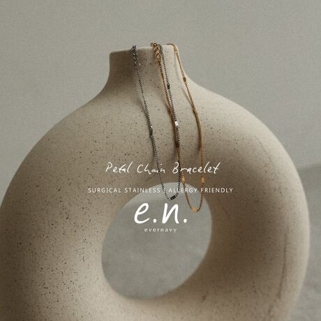 ǂȃX^CɂށAؚȃy^`F[̃uXbgB茳ɂ肰ȂPYAiȈۂo܂B莝̃OuXbgƂ̏d˕t₷AR[fBl[g̕L閜\ACeBigʂȓ܂ŁAV[I΂g܂BT[WJXeX̓EÊɂgp鍂iXeXE␅ɋATrϐFNɂEAM[ɔzSfދAM[̕ɂSĂgAɂ₳fނgpĂ܂BςȂłKȒSnŁAgɂȂ悤ȎRȌy͂łBT[WJXeX́Au×pɂgقǈSȑfށvƂĒmĂ܂B␅ɋAϐF򉻂Nɂ߁AԂۂĂ̂łBAM[ɂ͌l܂BׂĂ̕ɃAM[oȂƂۏ؂̂ł͂܂BɈُꍇ́AɂgpTBT[WJXeX̓TrϐFɋfނłAoNω₲gp󋵂ɂAɌ̍ꍇ܂B炩߂BBẽCeBOAɂȂĂ郂j^[EPCɂۂ̏iƐFقȂČꍇ܂B̏エ߉BQlTCYFyFz`F[̒F17.53cmAWX^[̒:3cmfށFT[WJXeX:l␶YnF؍